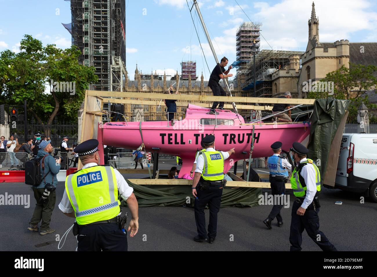 Le navire rose est non déveillé à l'extérieur du Parlement lors d'une manifestation de la rébellion d'extinction, Parliament Square, Londres, 10 septembre 2020 Banque D'Images