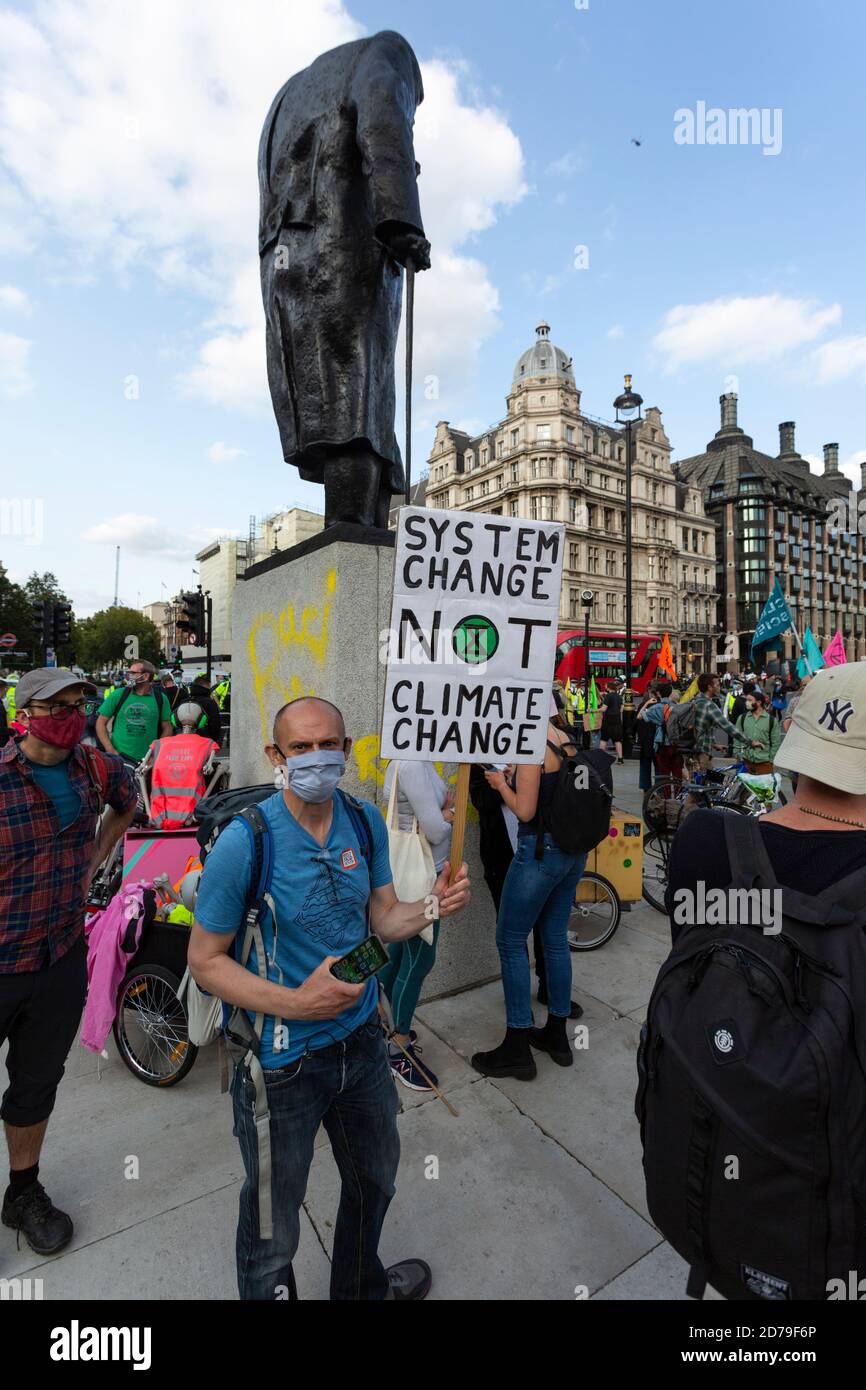 Le manifestant tient un écriteau devant la statue de Winston Churchill,  démonstration de la rébellion d'extinction, Parliament Square, Londres, 10  septembre 2 Photo Stock - Alamy