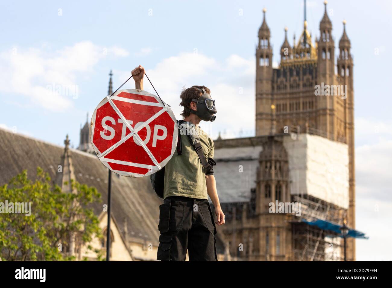 Manifestant dans un masque à gaz portant un panneau d'arrêt lors d'une manifestation de rébellion d'extinction, Parliament Square, Londres, 10 septembre 2020 Banque D'Images