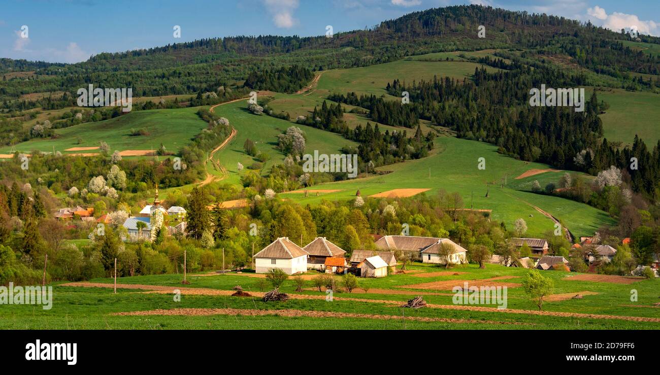 Paysage rural avec village pittoresque de Volovets au coucher du soleil avec vert Champs et collines dans les Carpathian Mountains Banque D'Images