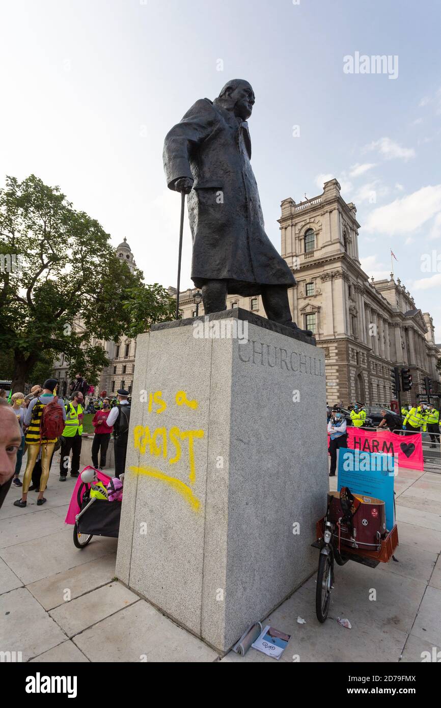 Graffitis sur le plinthe de la statue de Winston Churchill lors d'une manifestation de la rébellion d'extinction, Parliament Square, Londres, 10 septembre 2020 Banque D'Images