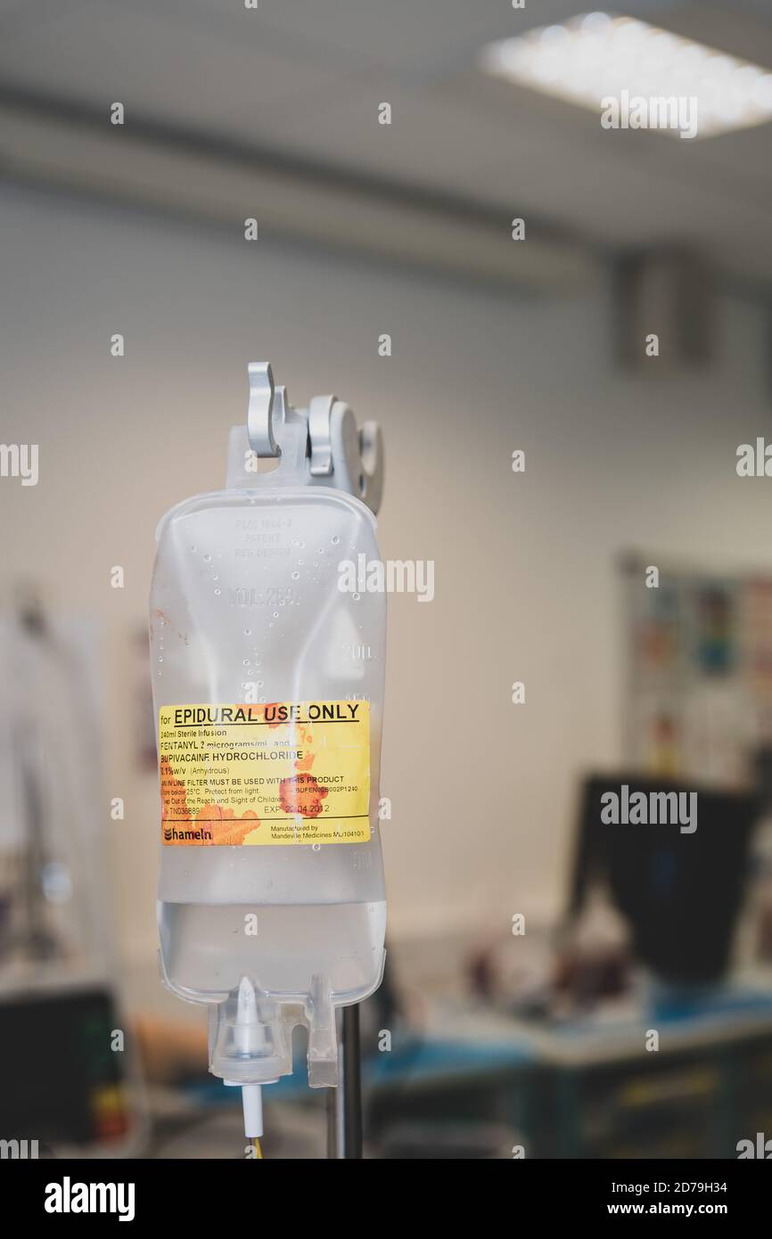 Londres, Royaume-Uni. Septembre 29 2020. Un sac de bupivacaïne et de fentanyl étant perfusé dans un cathéter épidural d'un patient à l'hôpital. Banque D'Images