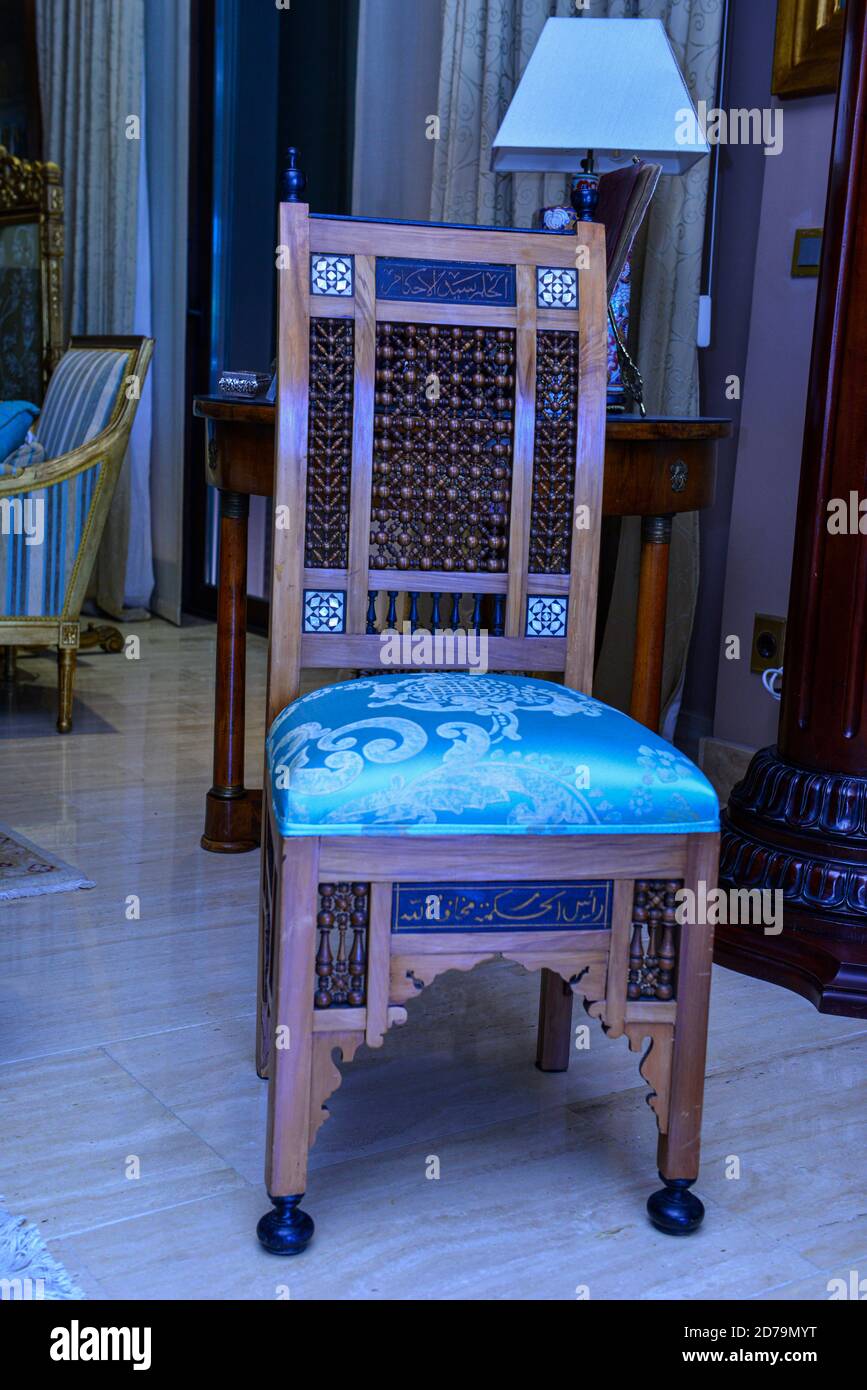 Une ancienne chaise arabe en bois d'origine, enveloppée de tissu bleu Photo  Stock - Alamy