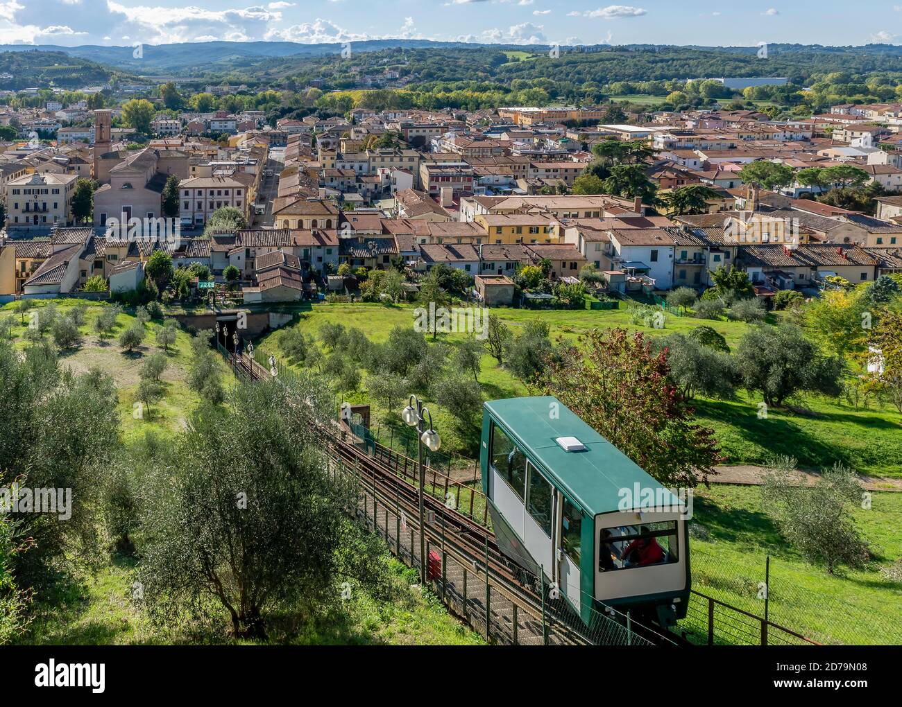 Le funiculaire qui relie la partie inférieure et supérieure du village de Certaldo dans la province de Florence, Toscane, Italie Banque D'Images Le funiculaire qui relie la partie inférieure et supérieure du village de Certaldo dans la province de Florence, Toscane, Italie Banque D'Images