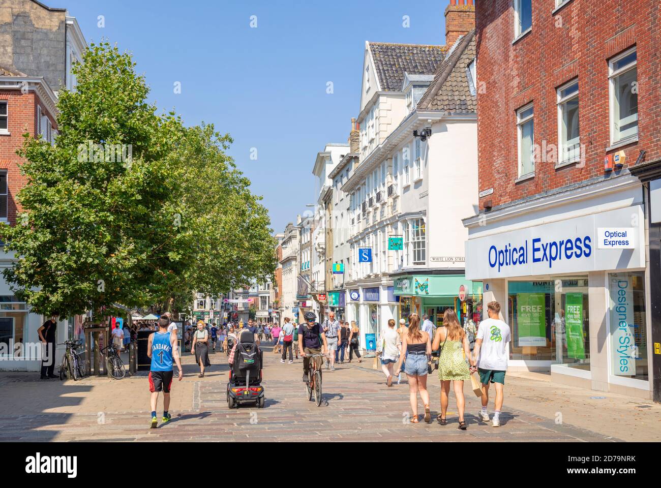 Centre-ville de Norwich Optical Express, magasins avec les gens de shopping sur Haymarket et Gentleman's Walk, Norwich Norfolk East Anglia Angleterre GB Europe Banque D'Images