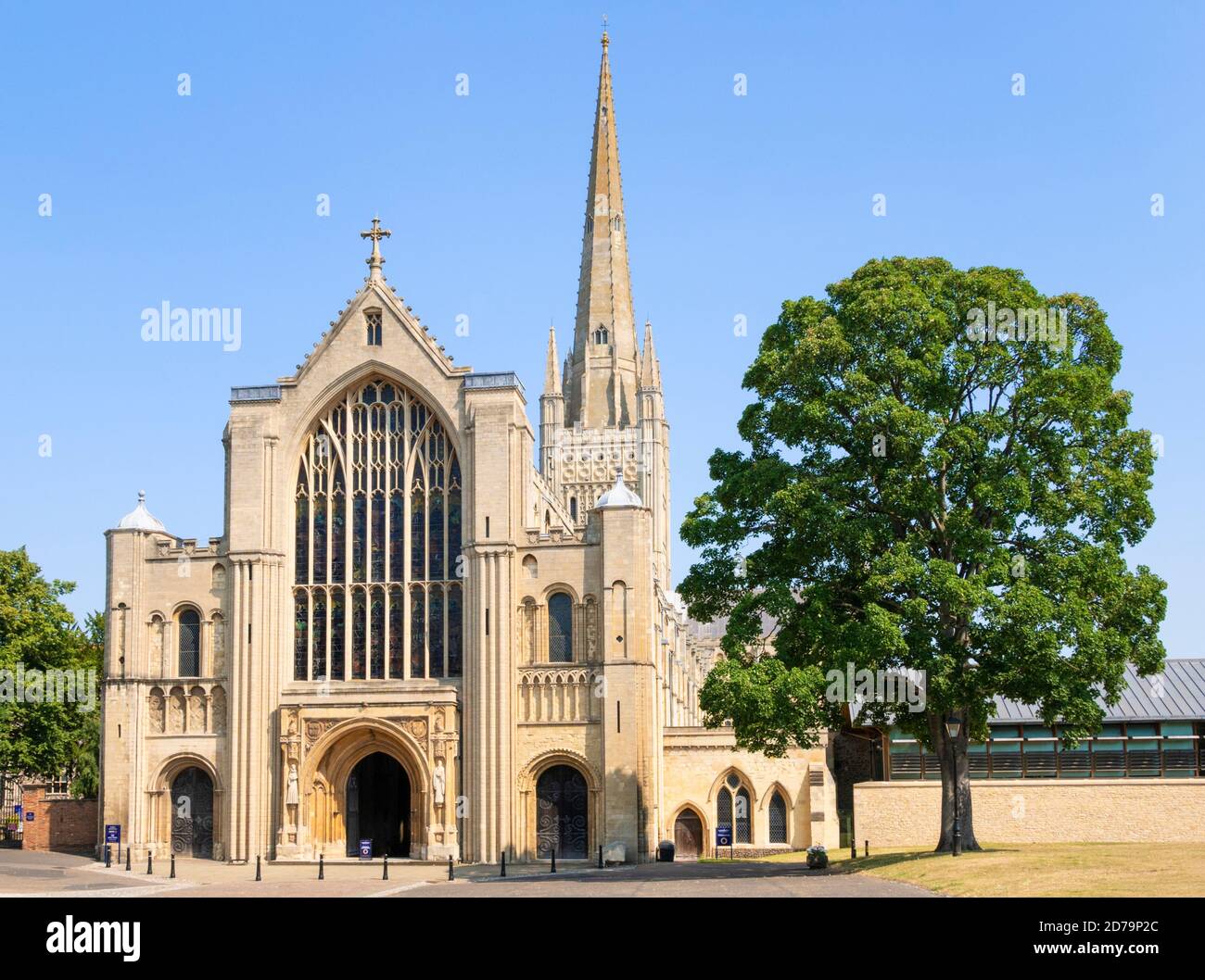 La cathédrale de Norwich face ouest et la porte d'entrée de Spire West La cathédrale de Norwich et la cathédrale de Norwich sont les plus prune de Norwich Norfolk East Anglia Angleterre GB Banque D'Images