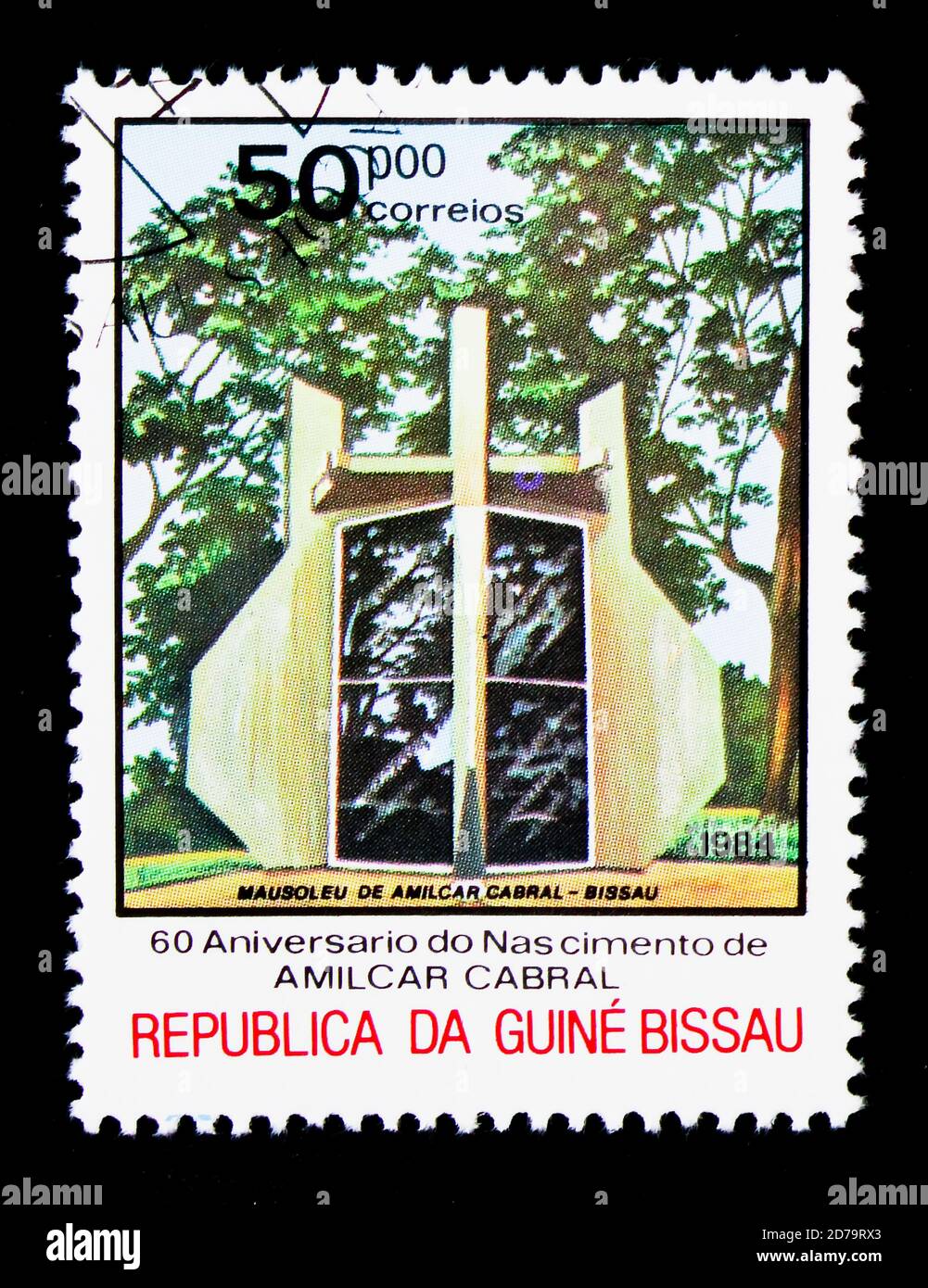 MOSCOU, RUSSIE - 21 DÉCEMBRE 2017 : un timbre imprimé en Guinée-Bissau montre le mausolée de Cabral d'Amilcar, 60e anniversaire de naissance série de Cabral d'Amilcar, c Banque D'Images