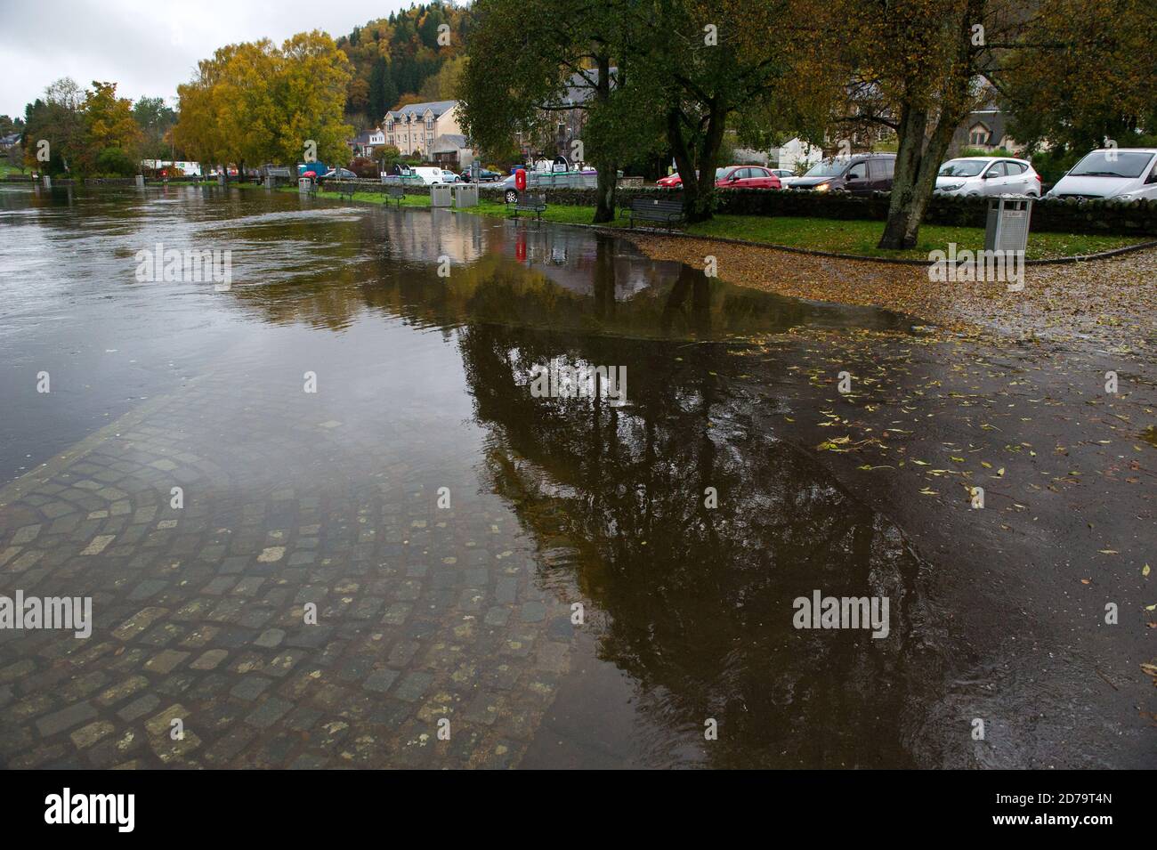 Callander, Écosse, Royaume-Uni. 21 octobre 2020. Photo : une rivière Teith qui coule rapidement et inondée qui traverse la ville pittoresque de Callander, dans le centre de l'Écosse. Crédit : Colin Fisher/Alay Live News Banque D'Images