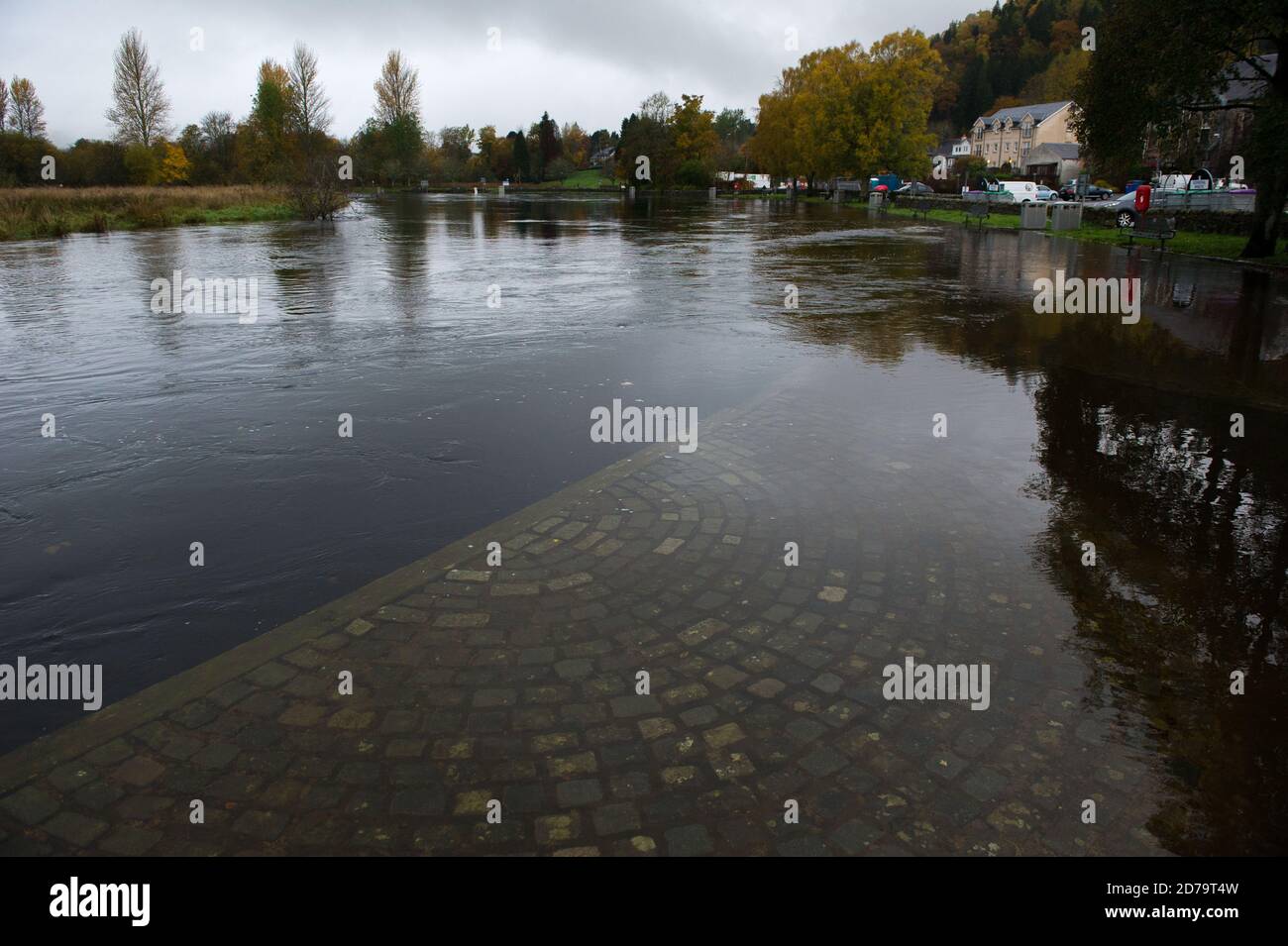 Callander, Écosse, Royaume-Uni. 21 octobre 2020. Photo : une rivière Teith qui coule rapidement et inondée qui traverse la ville pittoresque de Callander, dans le centre de l'Écosse. Crédit : Colin Fisher/Alay Live News Banque D'Images