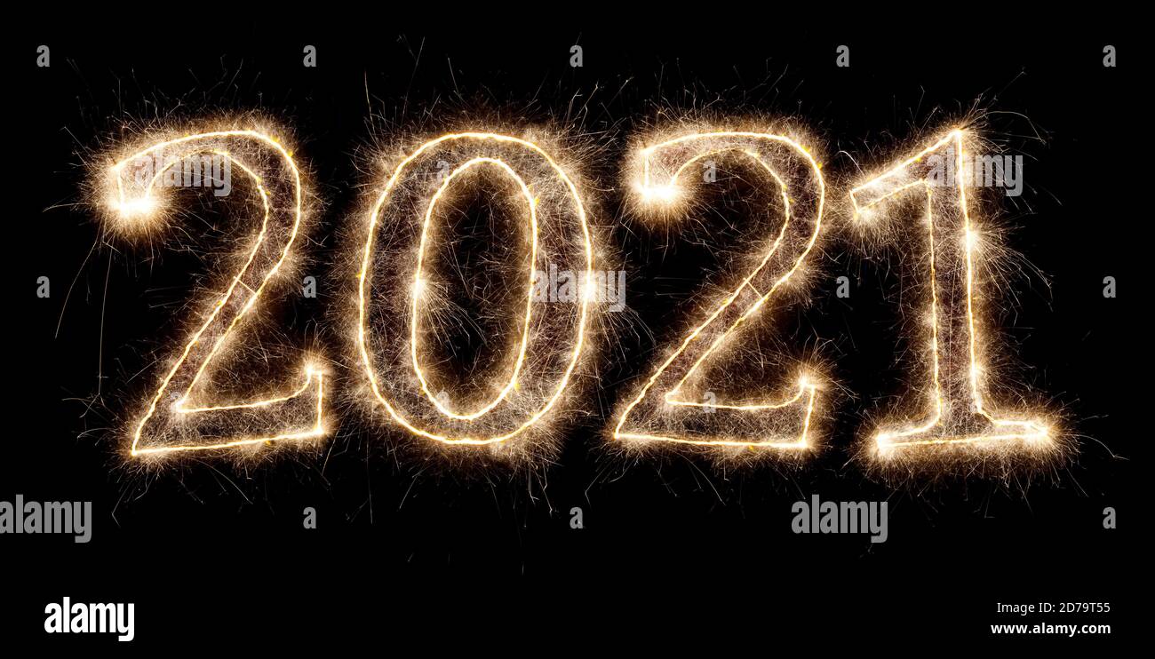 2021 heureux réveillon de nouvel an brillant or pyrotechnics sparkler nombre de feux d'artifice isolés sur fond noir Banque D'Images