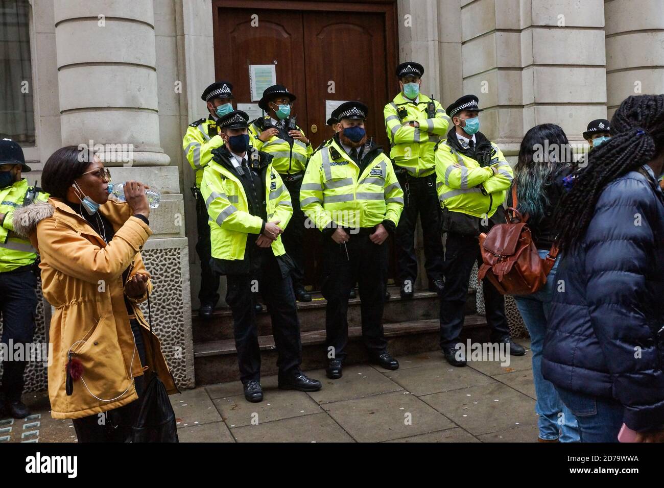 Londres, Royaume-Uni. 21 octobre 2020. Mettre fin à la manifestation contre le SRAS au Nigeria High Commission, dans l'avenue Northumberland, Londres, SW1. Des centaines de Nigérians manifestent leur mécontentement à l'égard des comportements violents des escadrons nigérians pour vols militaires spéciaux qui ont tué de nombreuses personnes apparemment innocentes au cours des derniers jours. Crédit : Peter Hogan/Alay Live News Banque D'Images