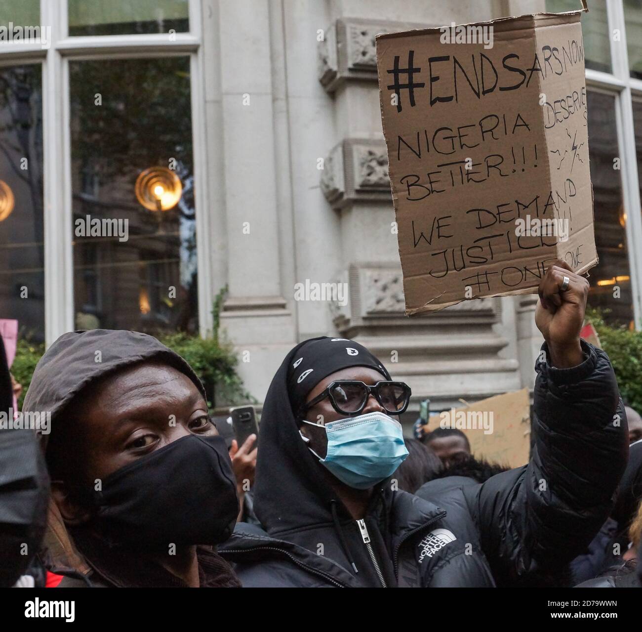 Londres, Royaume-Uni. 21 octobre 2020. Mettre fin à la manifestation contre le SRAS au Nigeria High Commission, dans l'avenue Northumberland, Londres, SW1. Des centaines de Nigérians manifestent leur mécontentement à l'égard des comportements violents des escadrons nigérians pour vols militaires spéciaux qui ont tué de nombreuses personnes apparemment innocentes au cours des derniers jours. Crédit : Peter Hogan/Alay Live News Banque D'Images