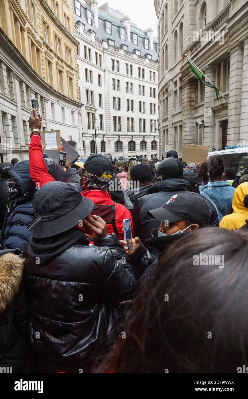 Londres, Royaume-Uni. 21 octobre 2020. Mettre fin à la manifestation contre le SRAS au Nigeria High Commission, dans l'avenue Northumberland, Londres, SW1. Des centaines de Nigérians manifestent leur mécontentement à l'égard des comportements violents des escadrons nigérians pour vols militaires spéciaux qui ont tué de nombreuses personnes apparemment innocentes au cours des derniers jours. Crédit : Peter Hogan/Alay Live News Banque D'Images