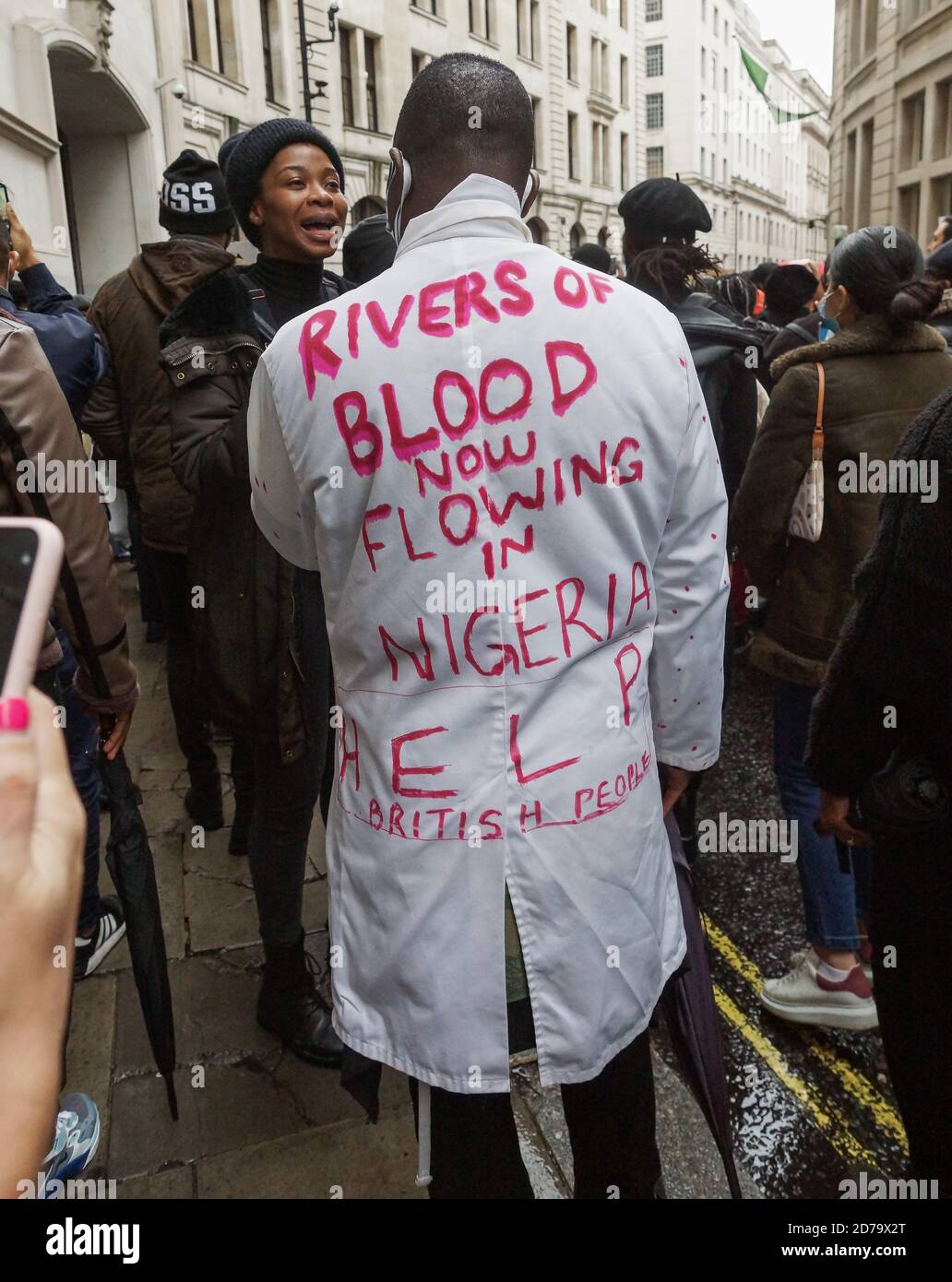 Londres, Royaume-Uni. 21 octobre 2020. Mettre fin à la manifestation contre le SRAS au Nigeria High Commission, dans l'avenue Northumberland, Londres, SW1. Des centaines de Nigérians manifestent leur mécontentement à l'égard des comportements violents des escadrons nigérians pour vols militaires spéciaux qui ont tué de nombreuses personnes apparemment innocentes au cours des derniers jours. Crédit : Peter Hogan/Alay Live News Banque D'Images