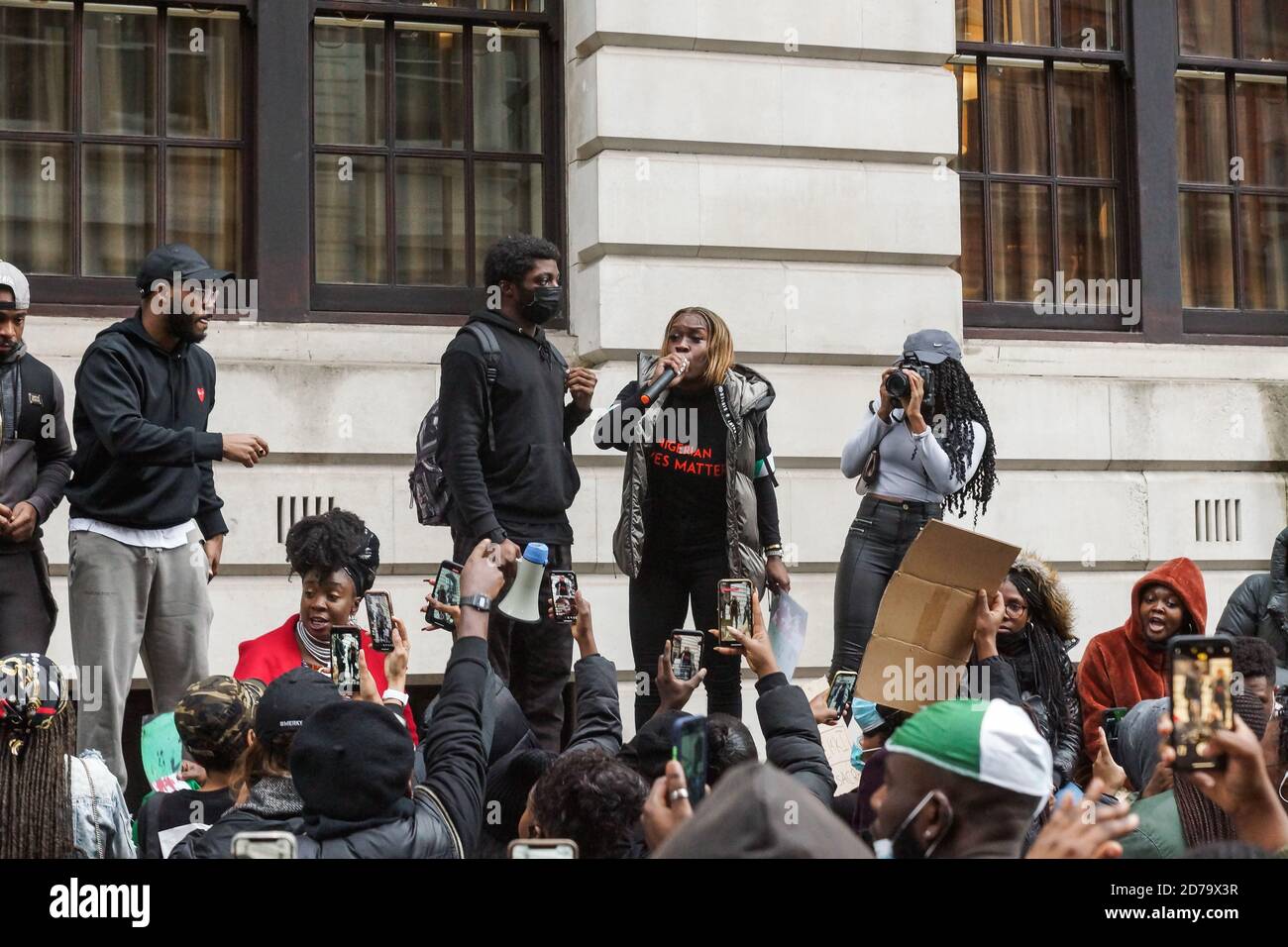 Londres, Royaume-Uni. 21 octobre 2020. Mettre fin à la manifestation contre le SRAS au Nigeria High Commission, dans l'avenue Northumberland, Londres, SW1. Des centaines de Nigérians manifestent leur mécontentement à l'égard des comportements violents des escadrons nigérians pour vols militaires spéciaux qui ont tué de nombreuses personnes apparemment innocentes au cours des derniers jours. Crédit : Peter Hogan/Alay Live News Banque D'Images