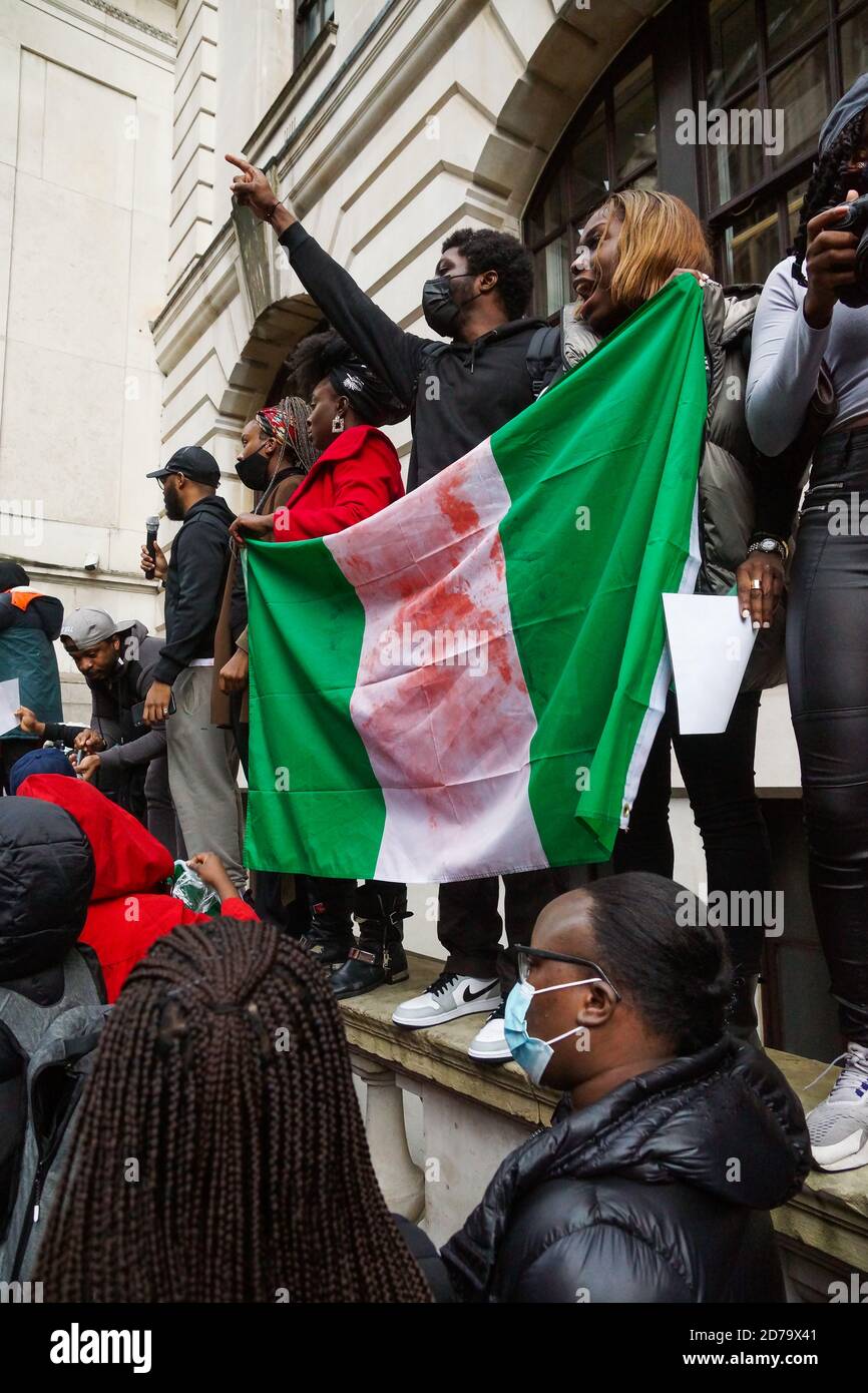 Londres, Royaume-Uni. 21 octobre 2020. Mettre fin à la manifestation contre le SRAS au Nigeria High Commission, dans l'avenue Northumberland, Londres, SW1. Des centaines de Nigérians manifestent leur mécontentement à l'égard des comportements violents des escadrons nigérians pour vols militaires spéciaux qui ont tué de nombreuses personnes apparemment innocentes au cours des derniers jours. Crédit : Peter Hogan/Alay Live News Banque D'Images