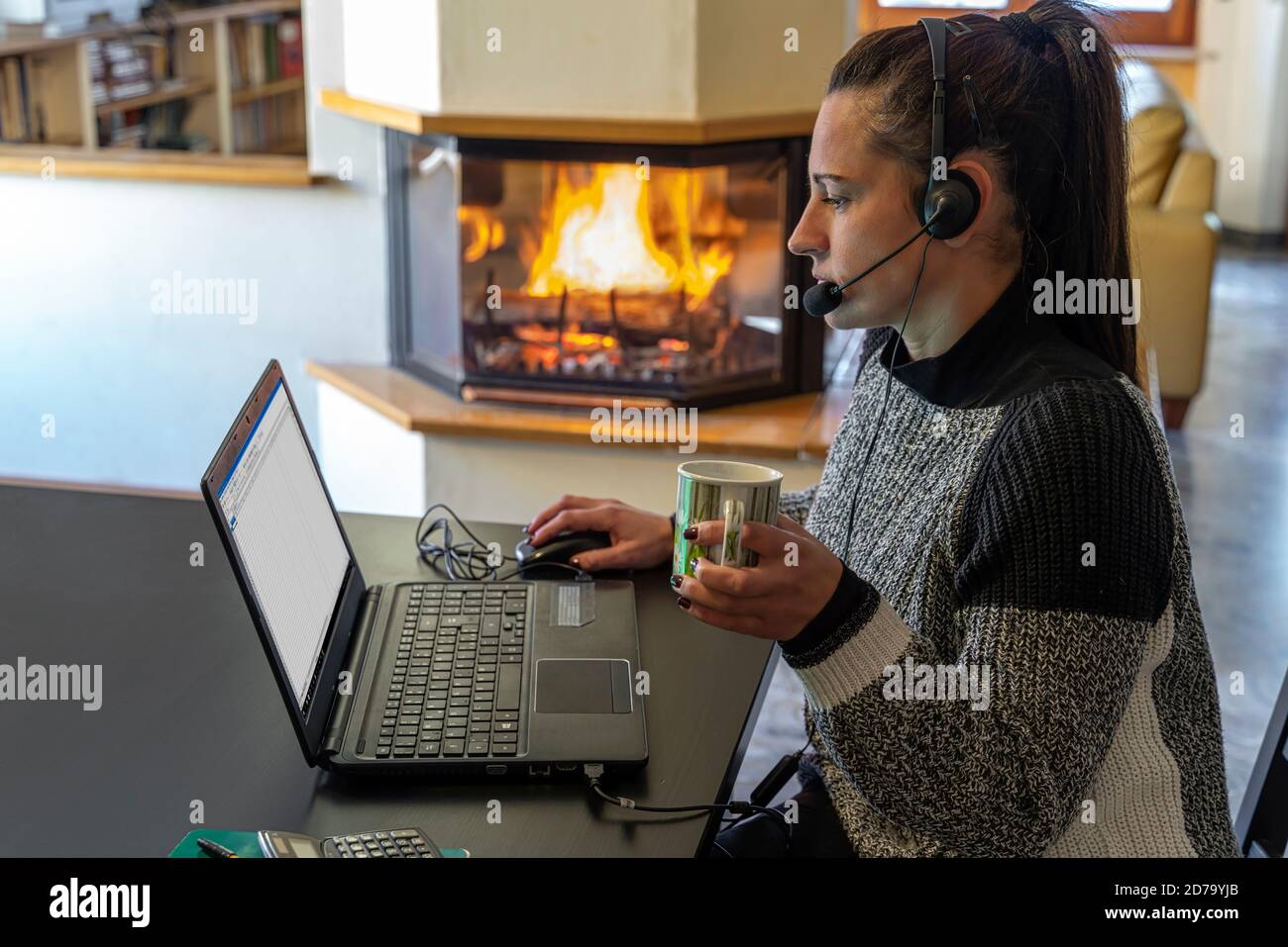 Travail intelligent. Jeune femme travaillant sur un ordinateur portable à la maison, pendant la crise sanitaire Covid-19 Banque D'Images