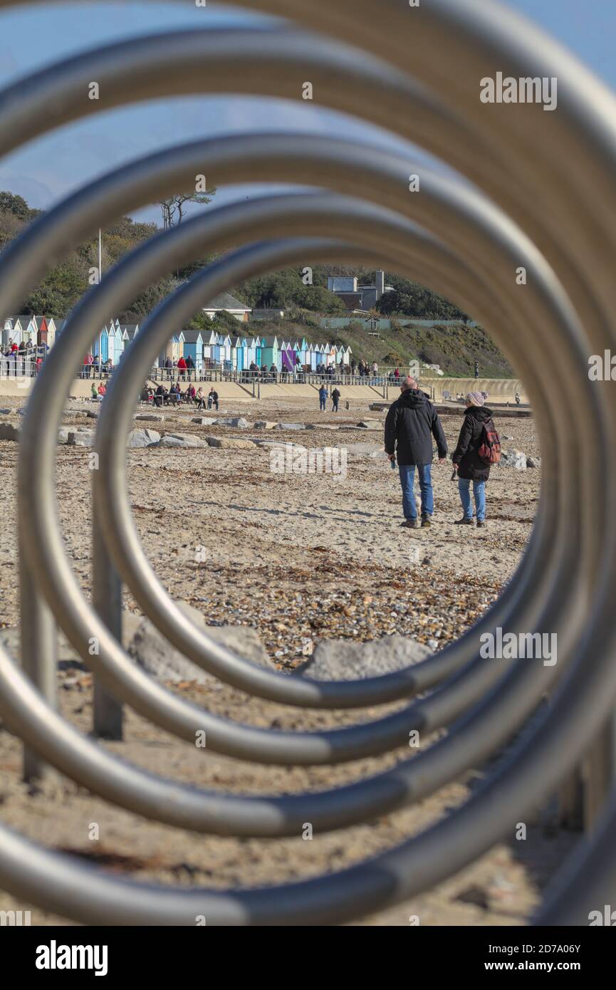 Vue sur Avon Beach Christchurch Royaume-Uni par un porte-vélos Avec des cabanes de plage en arrière-plan Banque D'Images