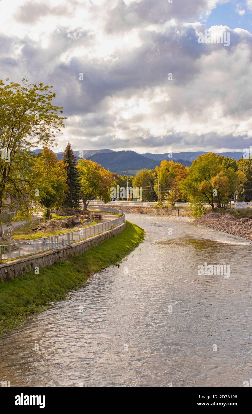 rivière dans la ville en automne. Europe, Slovaquie Banque D'Images