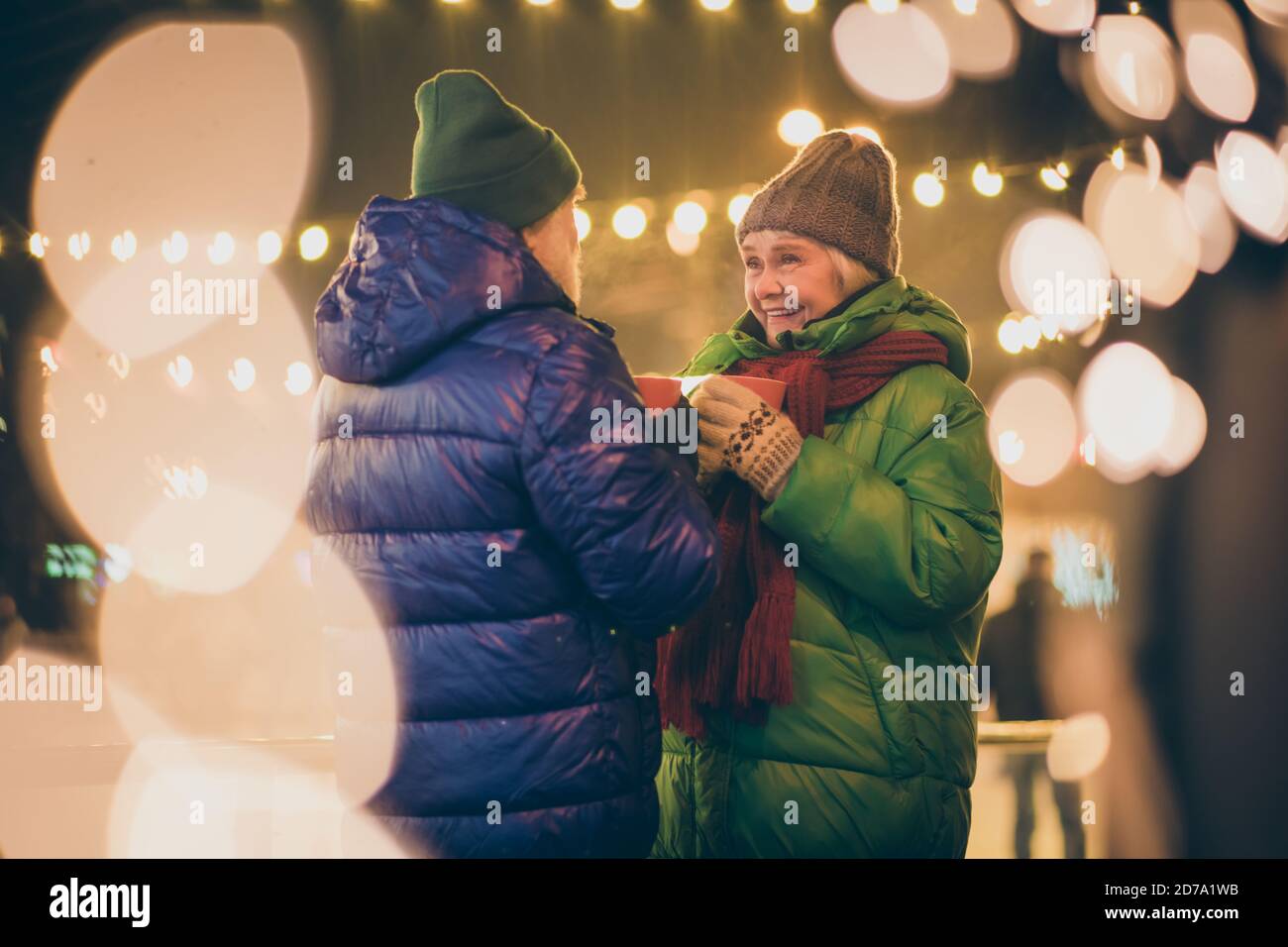 Old Couple Talk Drink Coffee Banque d'image et photos - Alamy