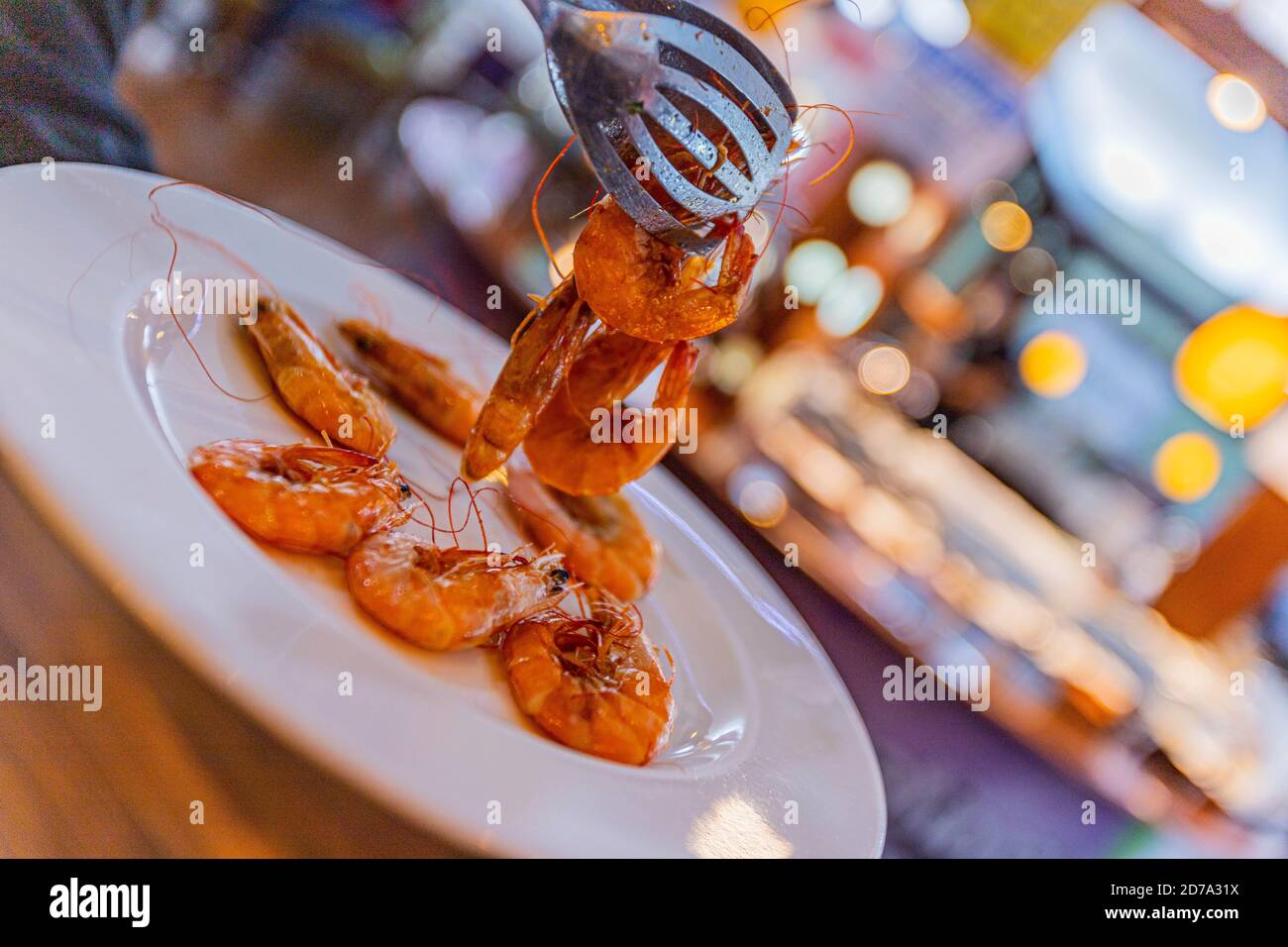 Crevettes fraîches cuites sur une assiette blanche, plat. Fruits de mer concept alimentaire sain Banque D'Images