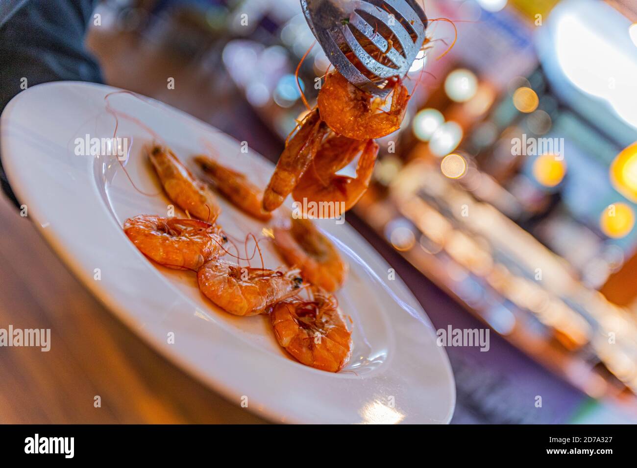 Crevettes fraîches cuites sur une assiette blanche, plat. Fruits de mer concept alimentaire sain Banque D'Images