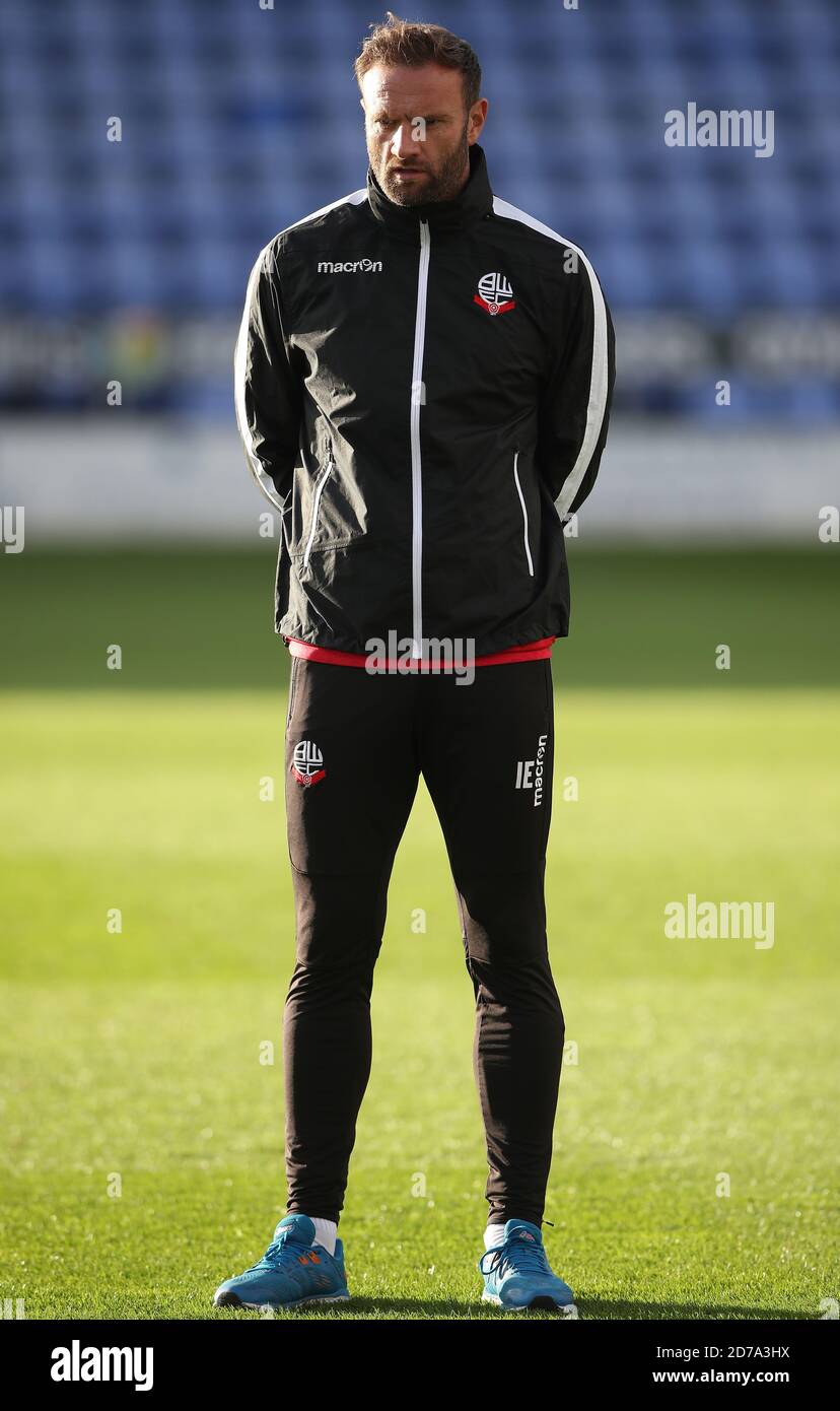 Ian Evatt, le Manager de Bolton Wanderers, chauffe les joueurs lors du match de Trophée de l'EFL à Montgomery Waters Meadow, Shrewsbury. Banque D'Images