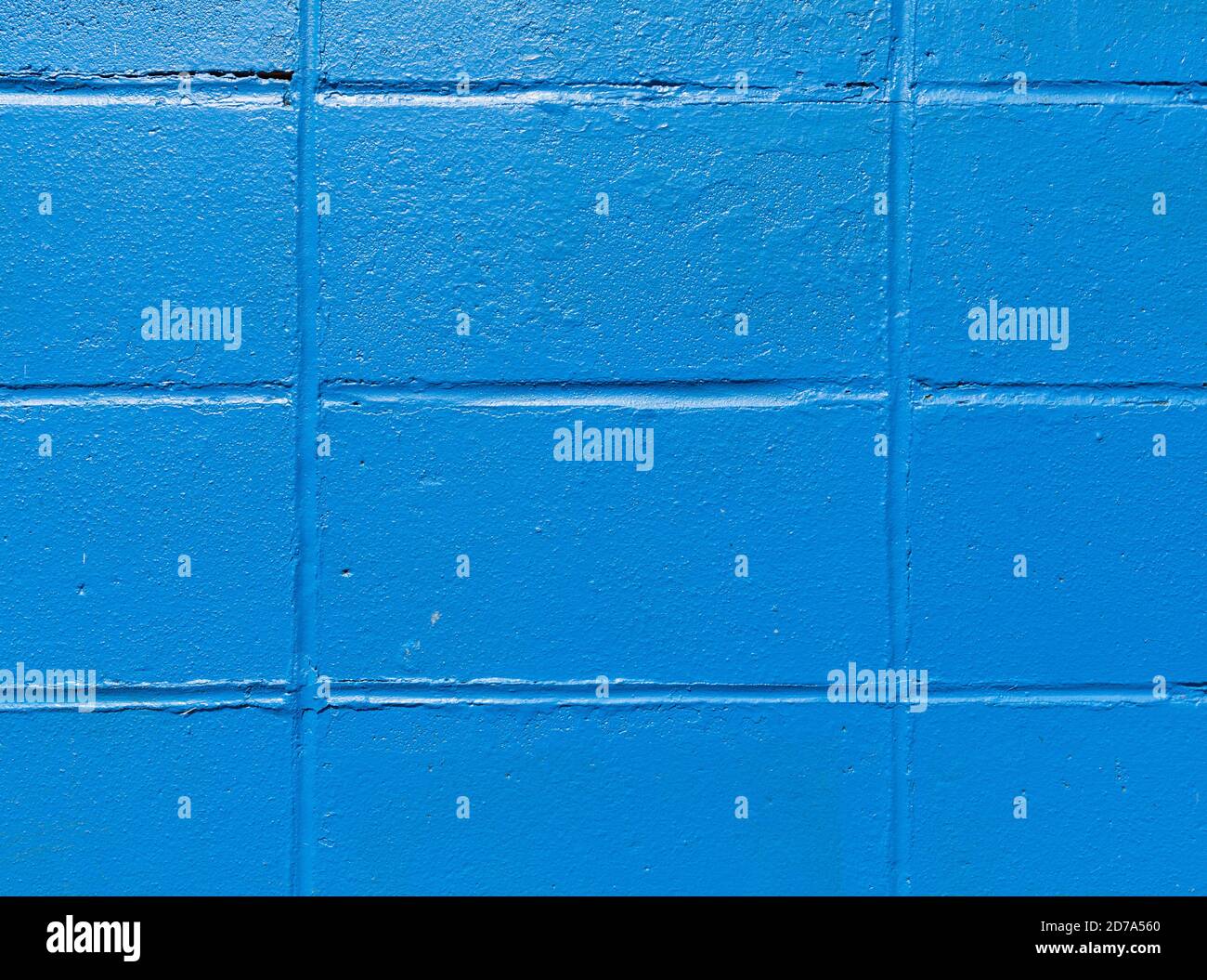 Vue rapprochée des vieux blocs de béton peints en bleu vif dans la lumière du matin. Banque D'Images