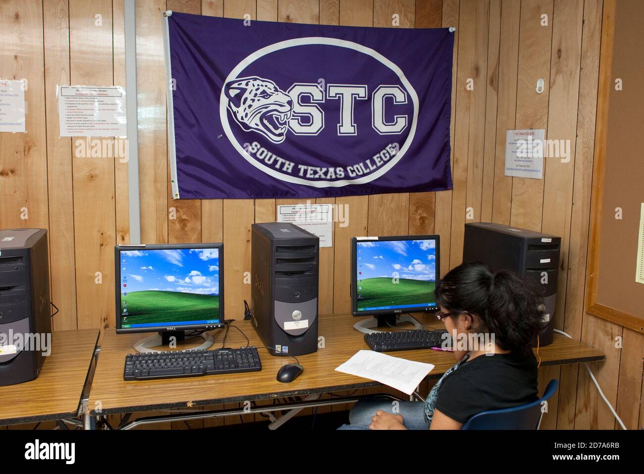 Une étudiante dans le laboratoire informatique de l'école secondaire Achieve Early College sur le campus de South Texas College. L'école, qui fait partie du très réputé district scolaire McAllen dans le sud du Texas, à la frontière entre les États-Unis et le Mexique, compte près de 500 3/4 élèves, dont près de 100 000 proviennent de familles économiquement défavorisées. Banque D'Images