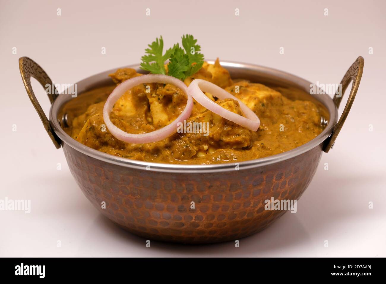 La nourriture indienne ou indien Curry dans un cuivre laiton bol de service. Banque D'Images