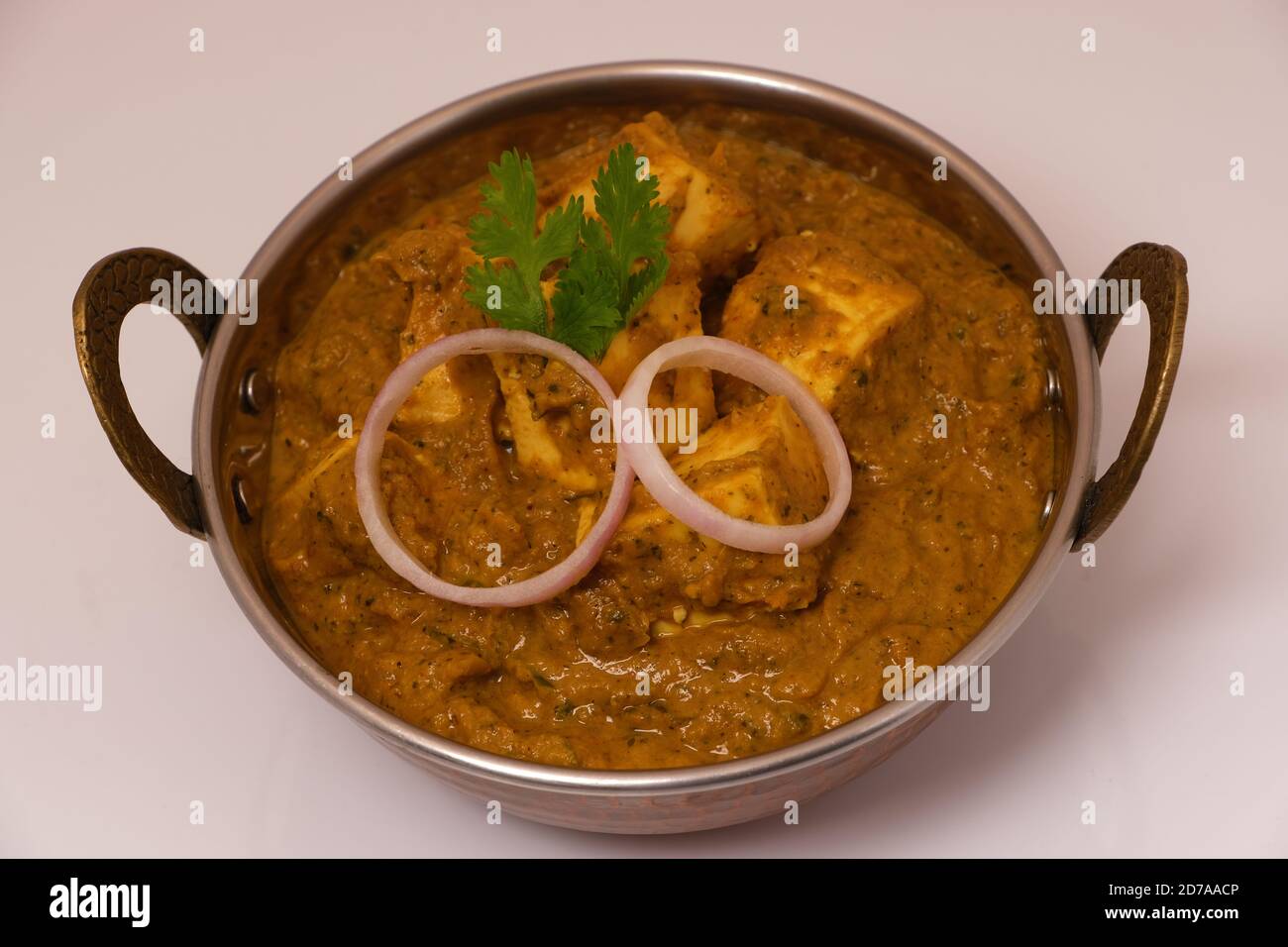 La nourriture indienne ou indien Curry dans un cuivre laiton bol de service. Banque D'Images