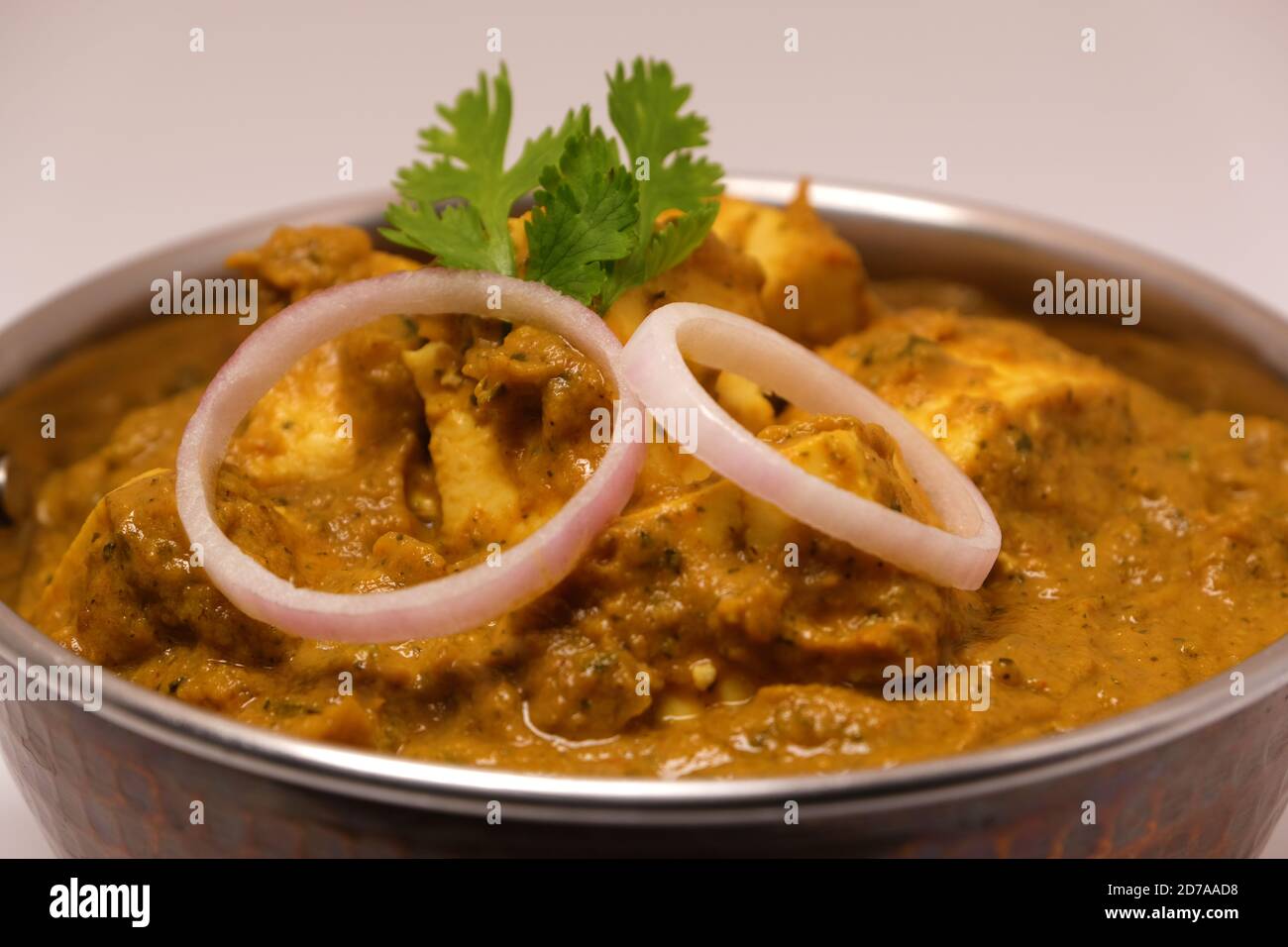 La nourriture indienne ou indien Curry dans un cuivre laiton bol de service. Banque D'Images