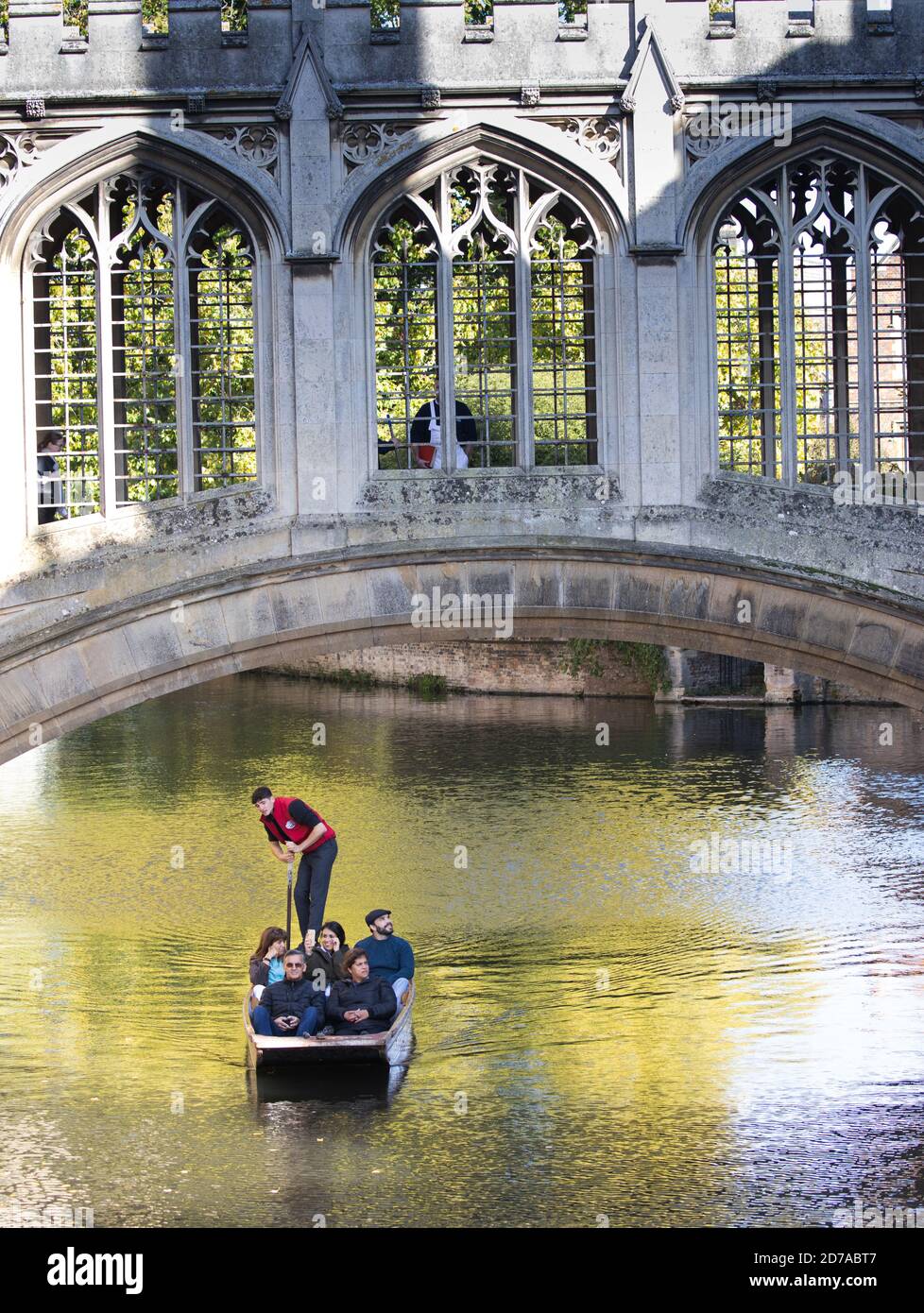 Piquant sous le pont des Soupirs à Cambridge, en Angleterre, un pont couvert au St John's College, à l'université de Cambridge. Banque D'Images