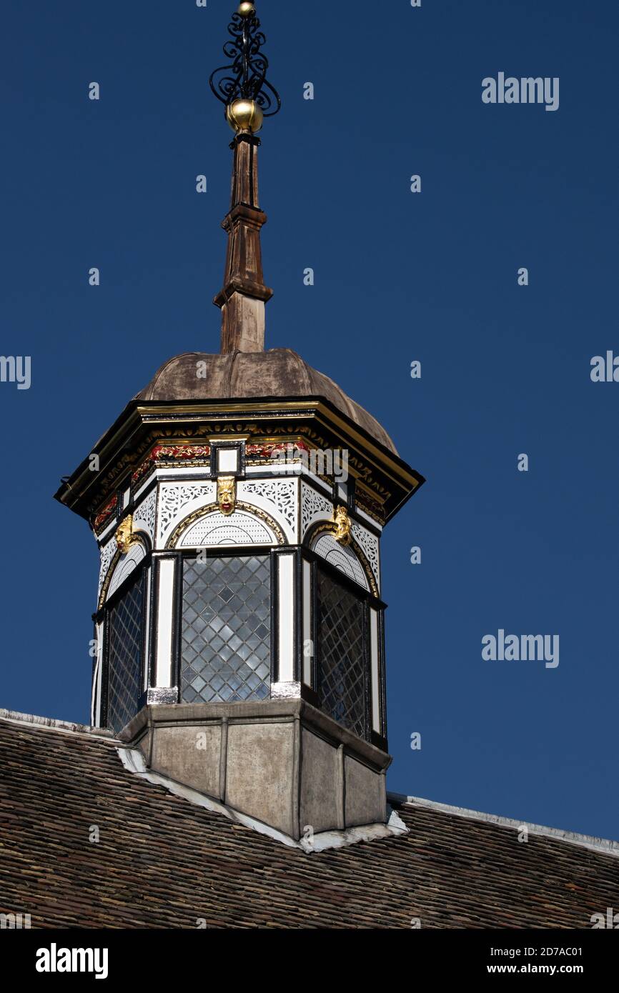 Spire sur le toit de l'édifice de la cour du St Johns College Cambridge contre un ciel bleu Banque D'Images