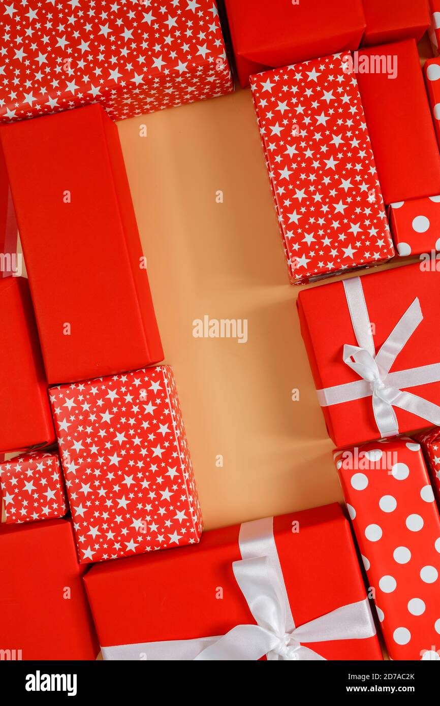 Cadre de boîtes-cadeaux rouges sur fond jaune avec espace pour le texte de la vente d'une journée de 11.11 personnes. Concepts de Noël et concept du nouvel an. Banque D'Images