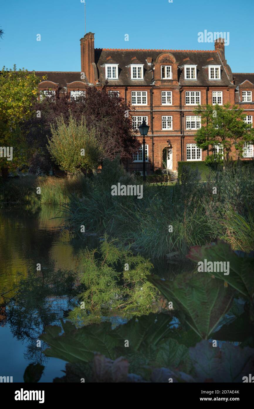 Les jardins et l'étang de l'Emmanuel College de Cambridge Banque D'Images
