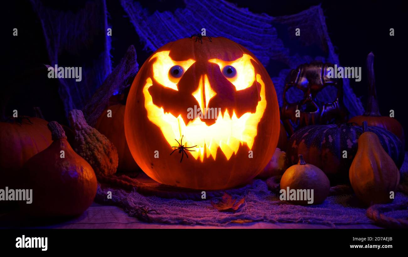 Citrouille d'Halloween Jack o lanterne mise en évidence. Citrouilles d'Halloween sur fond sinistre, brouillard brumeux. Concept des fêtes d'octobre. Parfait citrouille sculptée et Banque D'Images