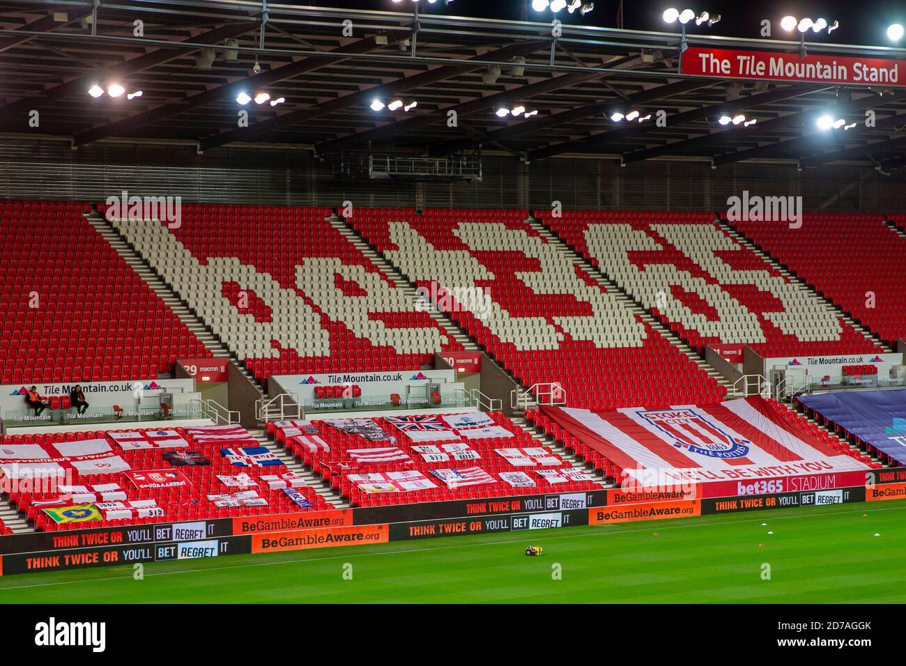 Staffordshire, Royaume-Uni. 21 octobre 2020. Championnat de football de la Ligue anglaise de football, Stoke City versus Barnsley; quelques drapeaux dans les stands au stade Bet365, mais vide en raison de la pandémie Credit: Action plus Sports Images/Alay Live News Banque D'Images