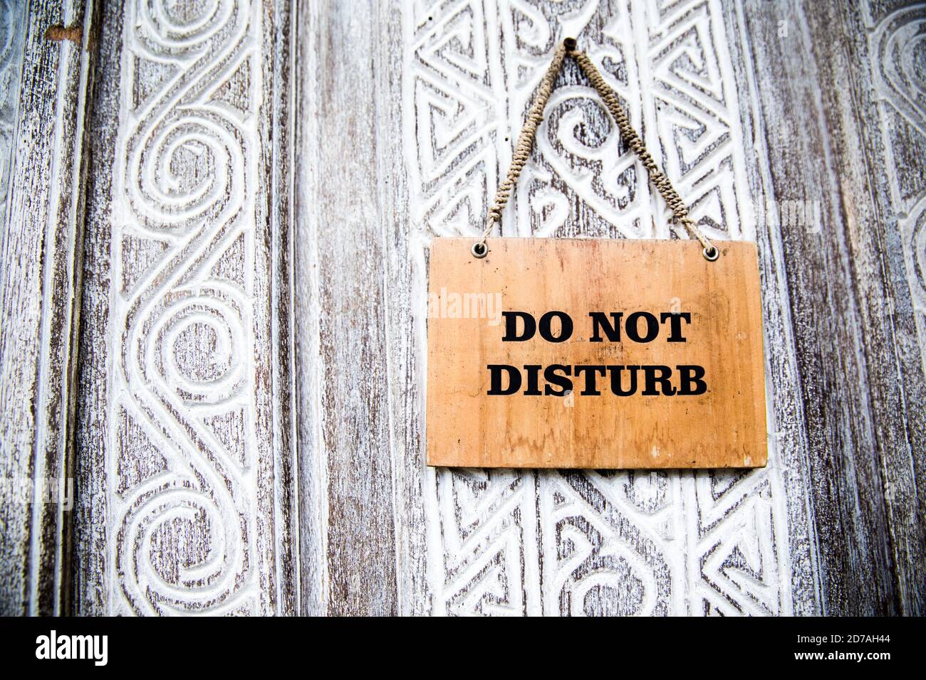 Ne pas déplacer le panneau sur la porte décorative blanche en bois. Entrée de la chambre d'hôtel. Banque D'Images
