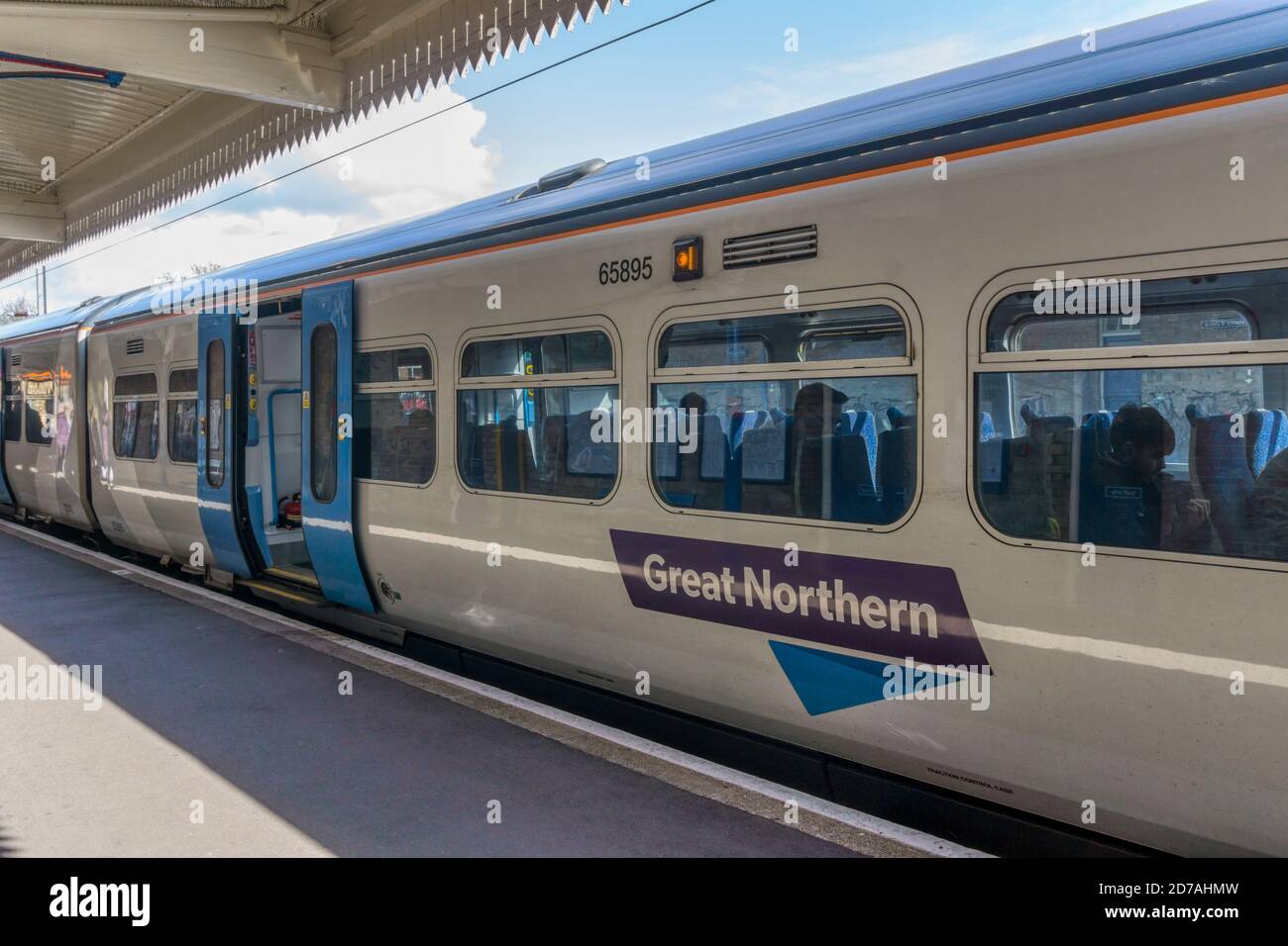 Un train Great Northern qui vous attend à la plate-forme de la gare de King's Lynn. Banque D'Images