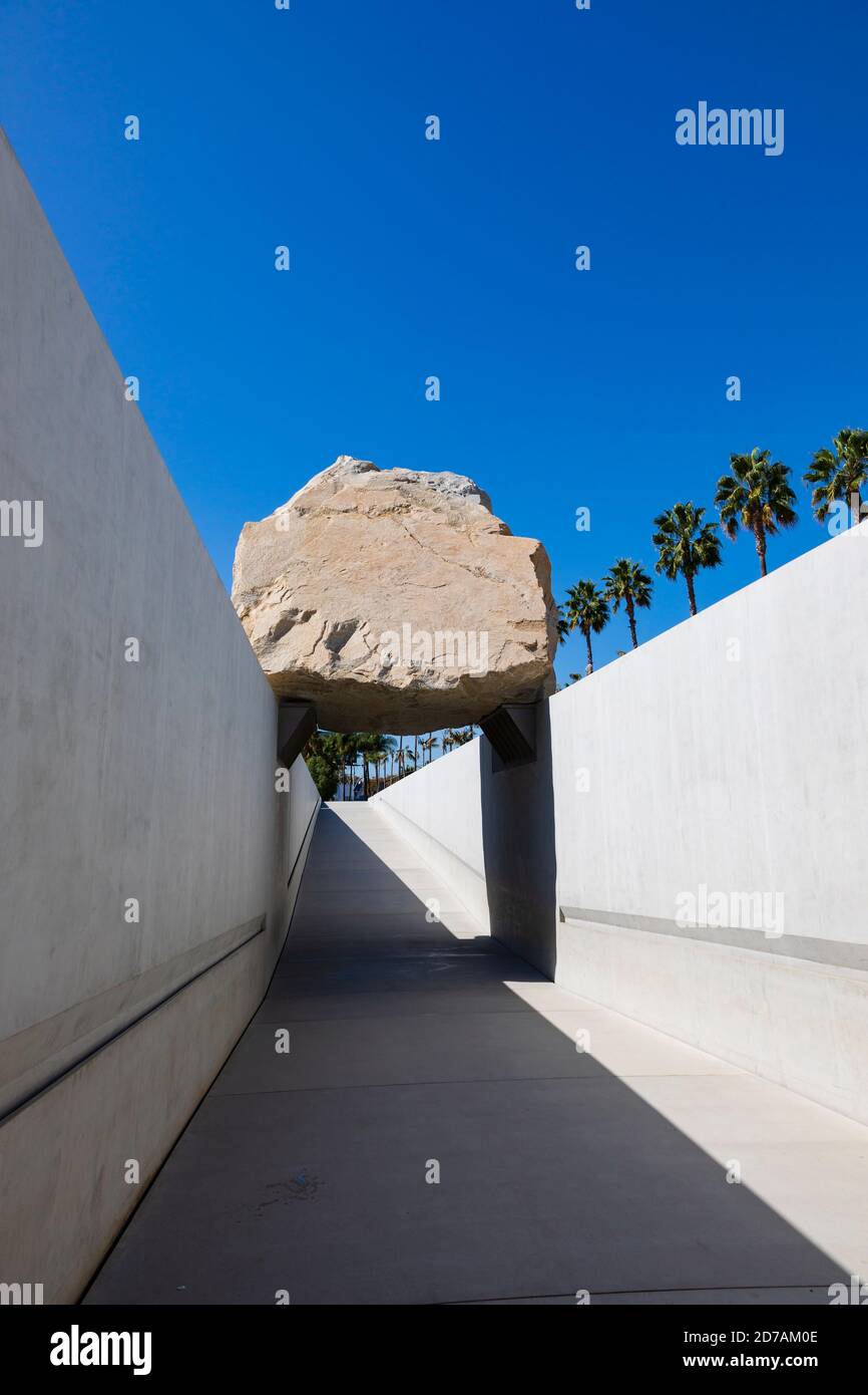 Levitait Mass Boulder art installation à la LACMA, Los Angeles, Californie, Etats-Unis d'Amérique, Etats-Unis Banque D'Images