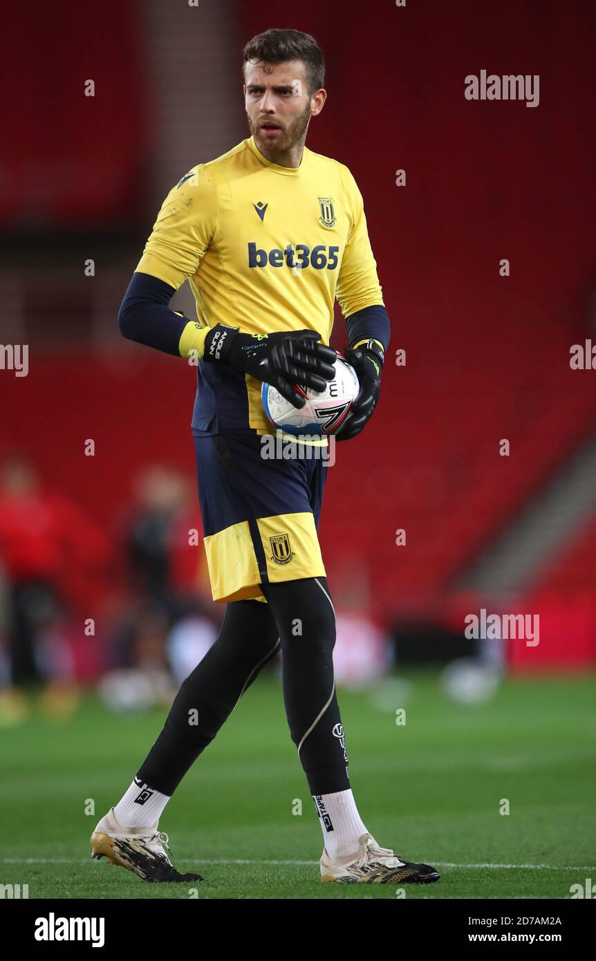 Angus Gunn, gardien de but de la ville de Stoke, s'échauffe avant le match du championnat Sky Bet au stade bet365, Stoke. Banque D'Images