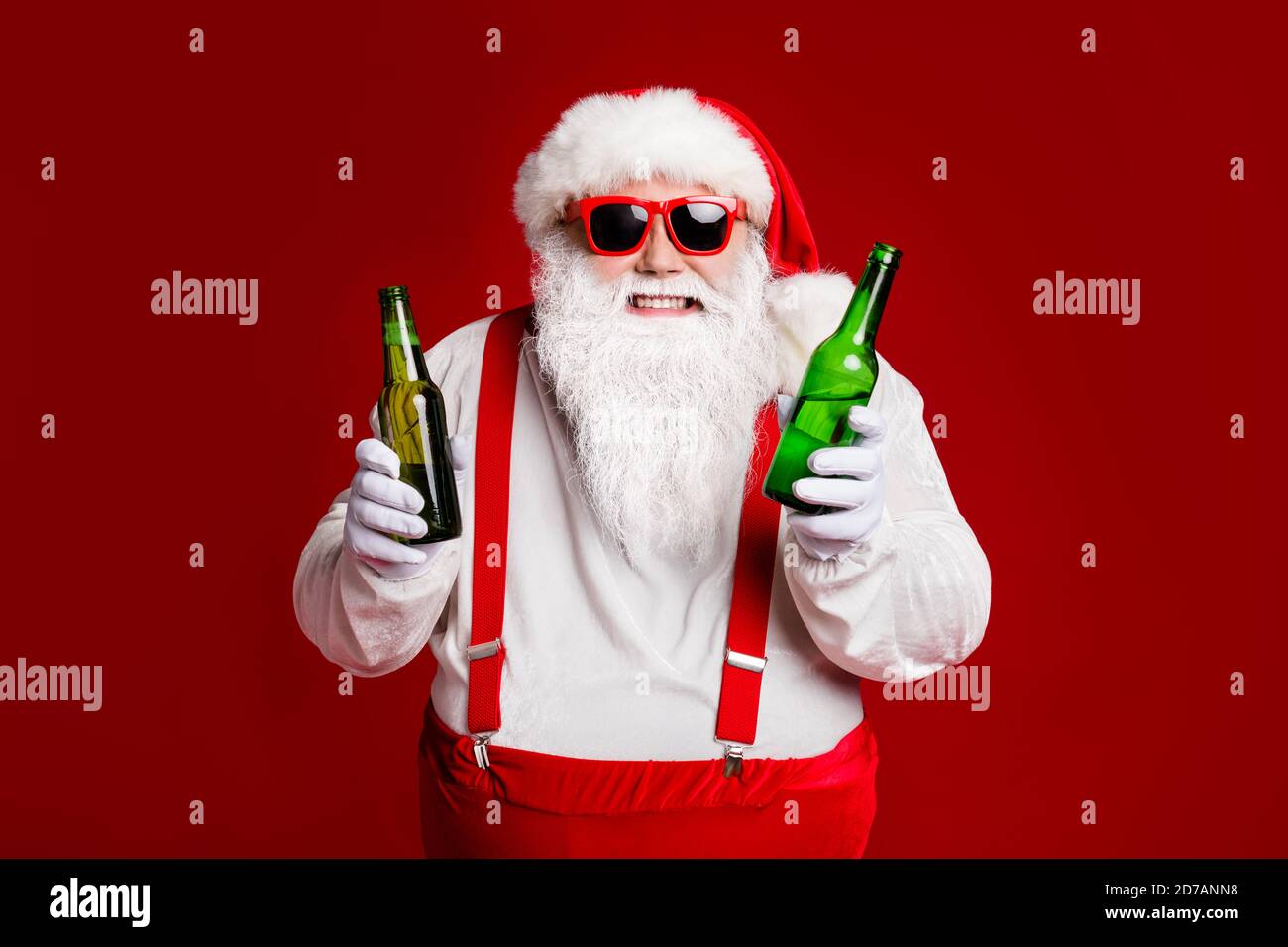 Portrait de son il attrayant gai gai tricherie drôle gras à cheveux blancs Santa tenant dans la main des bouteilles de bière inviter festal événement isolé vif et vif Banque D'Images