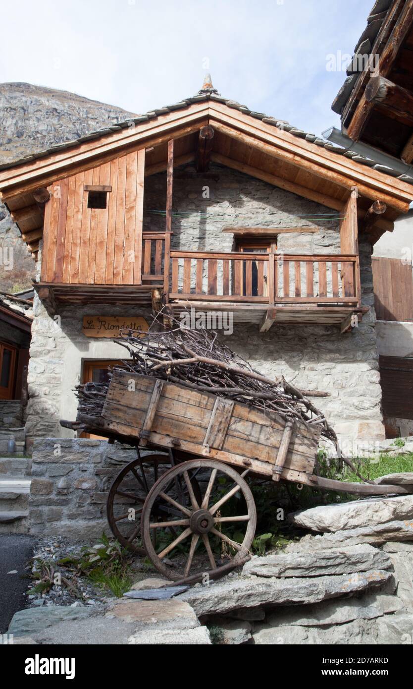 Ancienne charrette en bois devant une vieille pierre typique Maison à Bonneval-sur-Arc haute-Maurienne Savoie France Banque D'Images