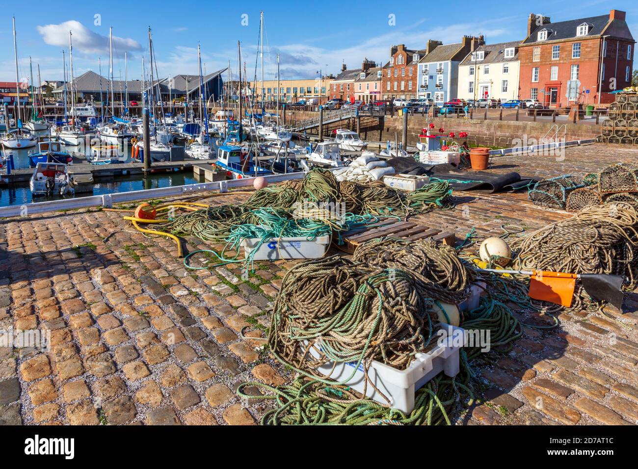Cordes, flotteurs de pêche et caisses à poissons sur le quai, surplombant la marina d'Arbroath, Angus, Écosse, Royaume-Uni Banque D'Images