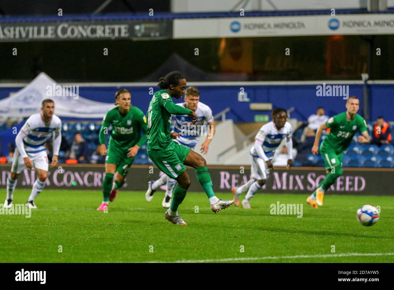 Daniel Johnson prend la pénalité de preston lors du match de championnat Sky Bet entre Queens Park Rangers et Preston North End au stade Loftus Road, à Londres, le mercredi 21 octobre 2020. (Crédit : Ian Randall | INFORMATIONS MI) crédit : INFORMATIONS MI et sport /Actualités Alay Live Banque D'Images