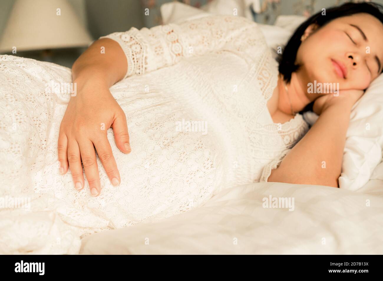 Femme enceinte se sentant heureuse à la maison tout en prenant soin de son enfant. Le jeune s'attend à ce que la mère tient bébé dans le ventre de la grossesse. Maternité prénatale Banque D'Images