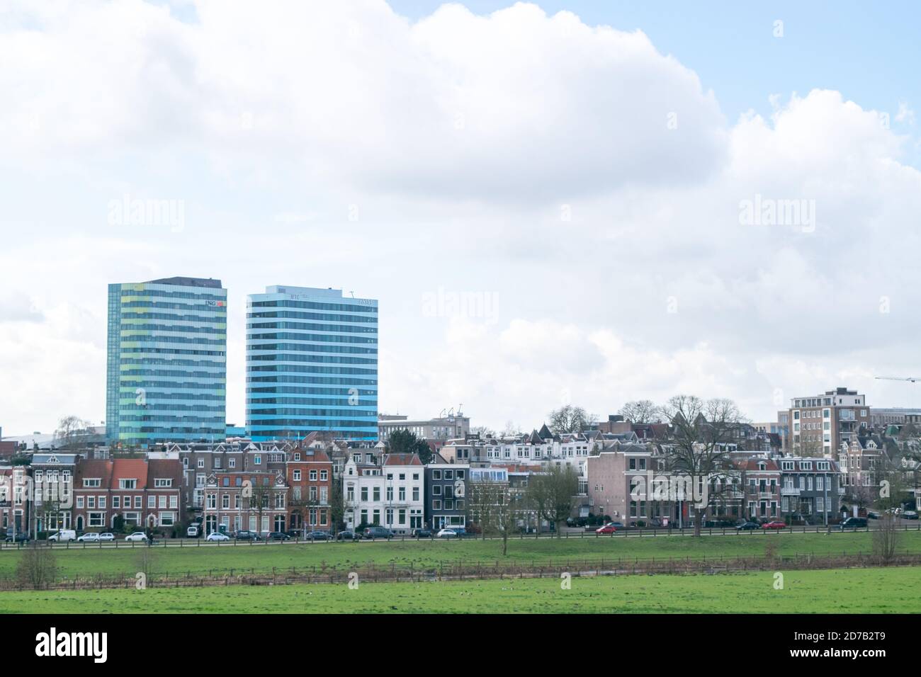 ARNHEM, PAYS-BAS, MARS 4 2020 : deux scyscrapers à Arnhem du parc Sonsbeek à Arnhem Banque D'Images
