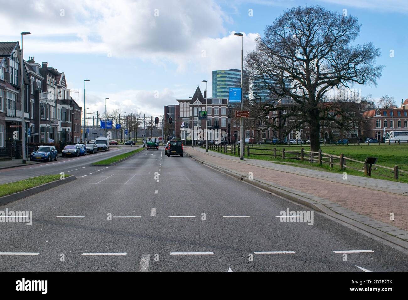 ARNHEM, PAYS-BAS, MARS 4 2020 : deux scyscrapers à Arnhem du parc Sonsbeek à Arnhem Banque D'Images