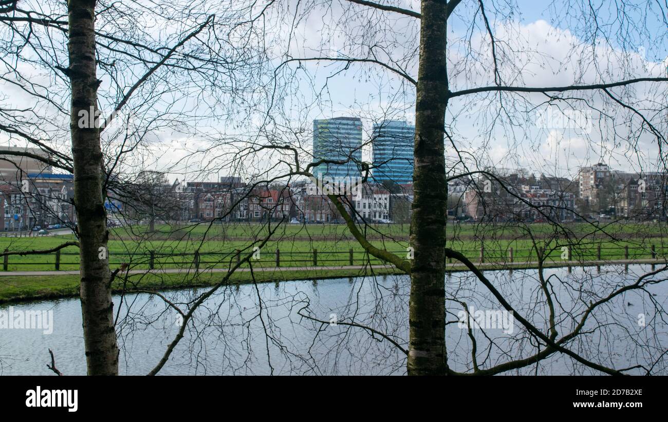 ARNHEM, PAYS-BAS, MARS 4 2020 : deux scyscrapers à Arnhem du parc Sonsbeek à Arnhem Banque D'Images